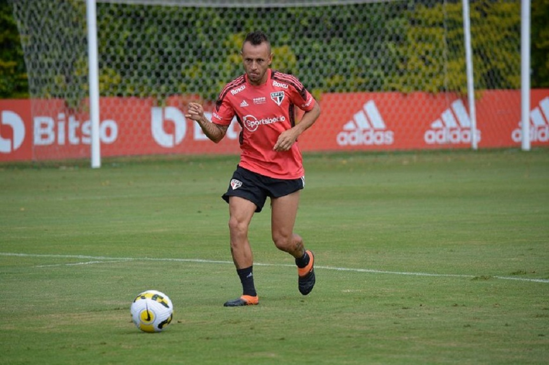 Rafinha reencontra seu ex-clube, neste domingo (17), no Maracanã
