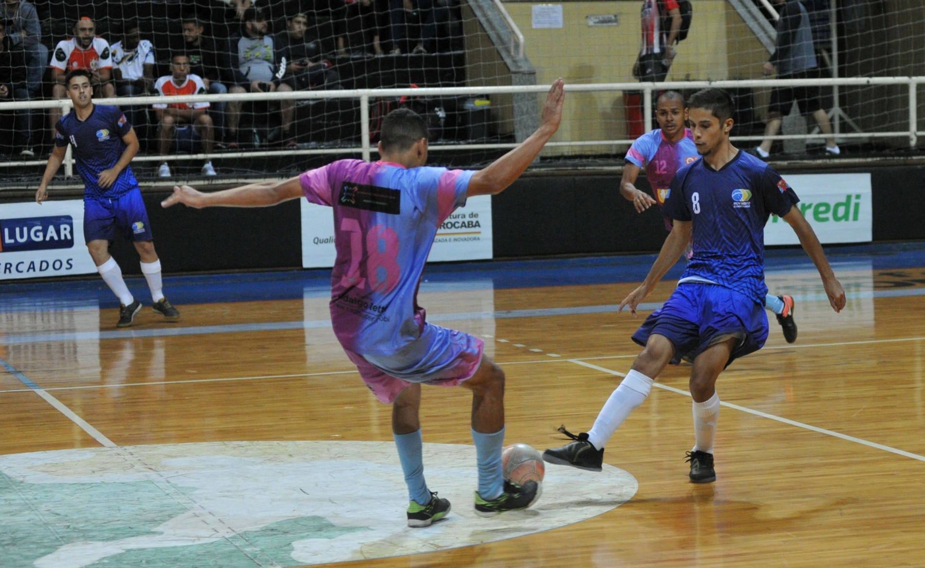 Rádio Super goleou o Movimento Conservador (azul) por 5 a 1.