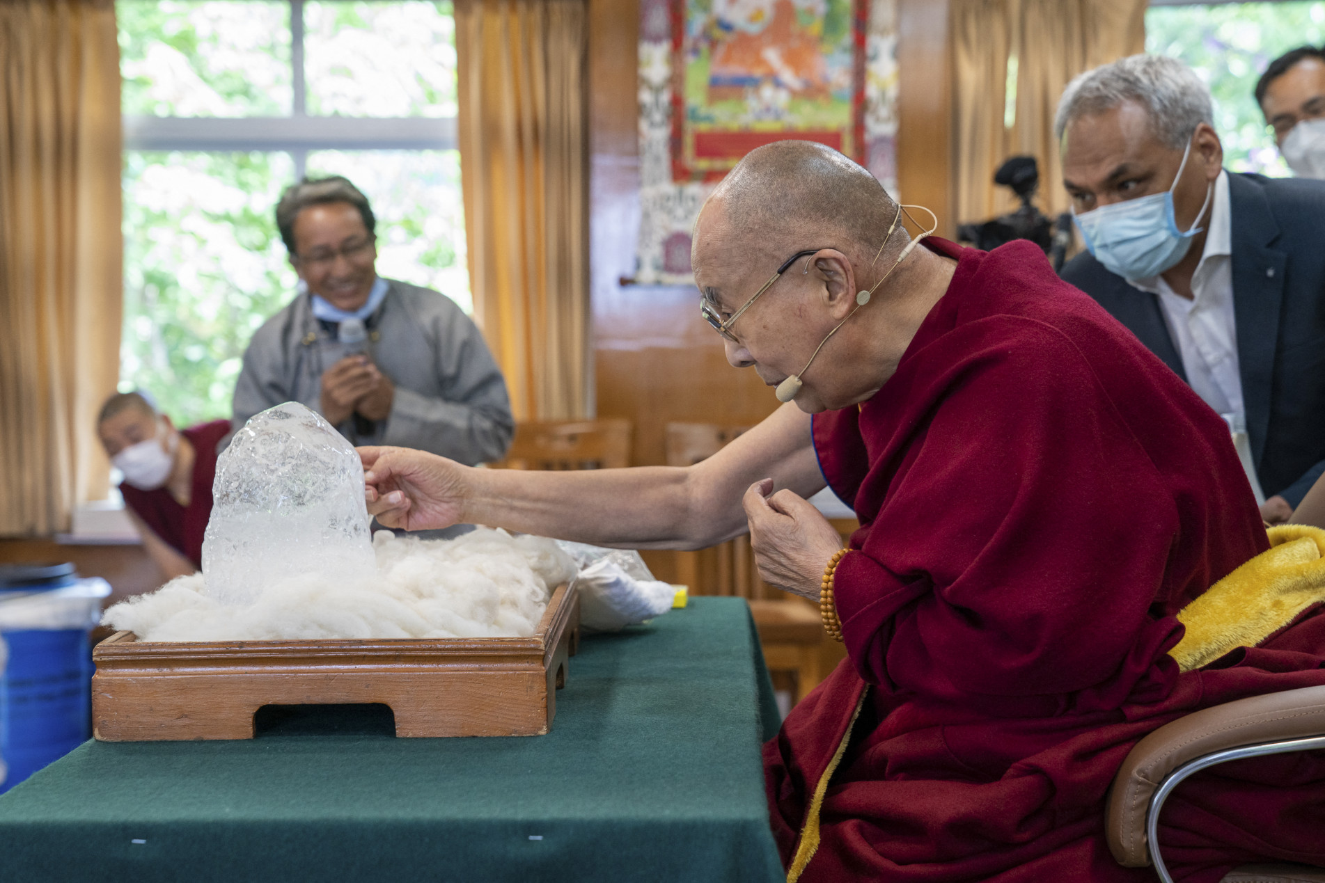 O dalai lama, do exílio, falou sobre as mudanças climáticas enfrentas pelo mundo.