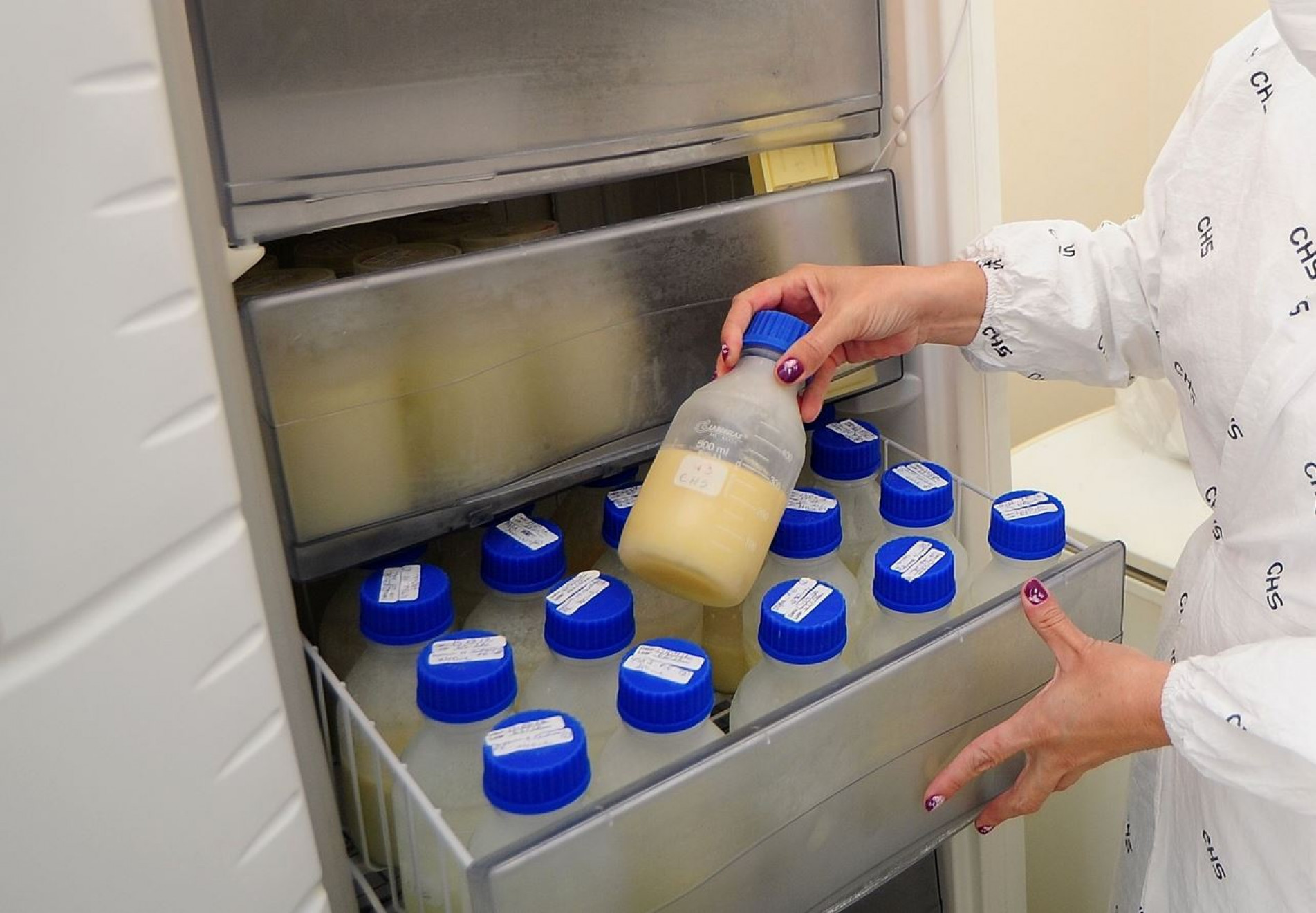 Mulheres amamentando podem contribuir doando leite para alimentar outros bebês.