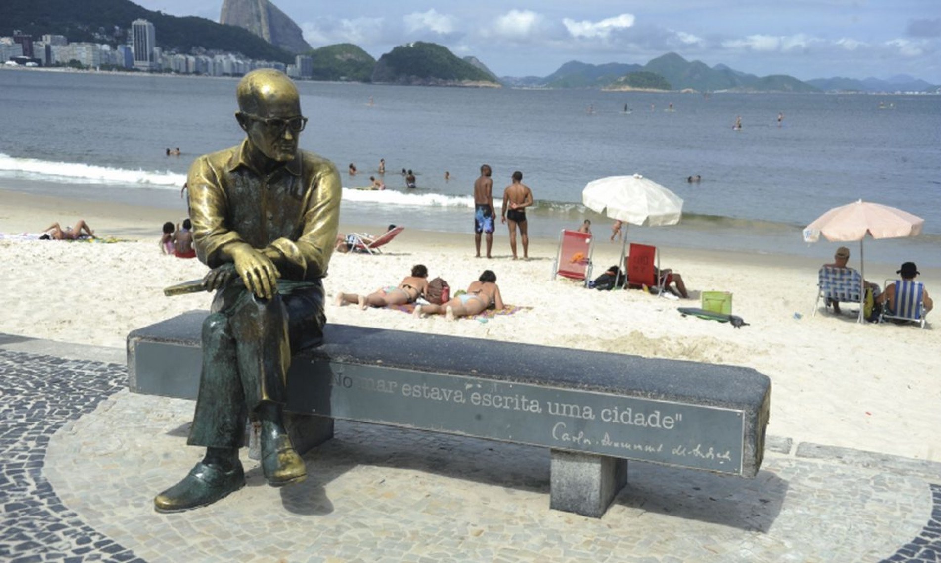 Óculos furtados da estátua de Drummond serão repostos em um mês