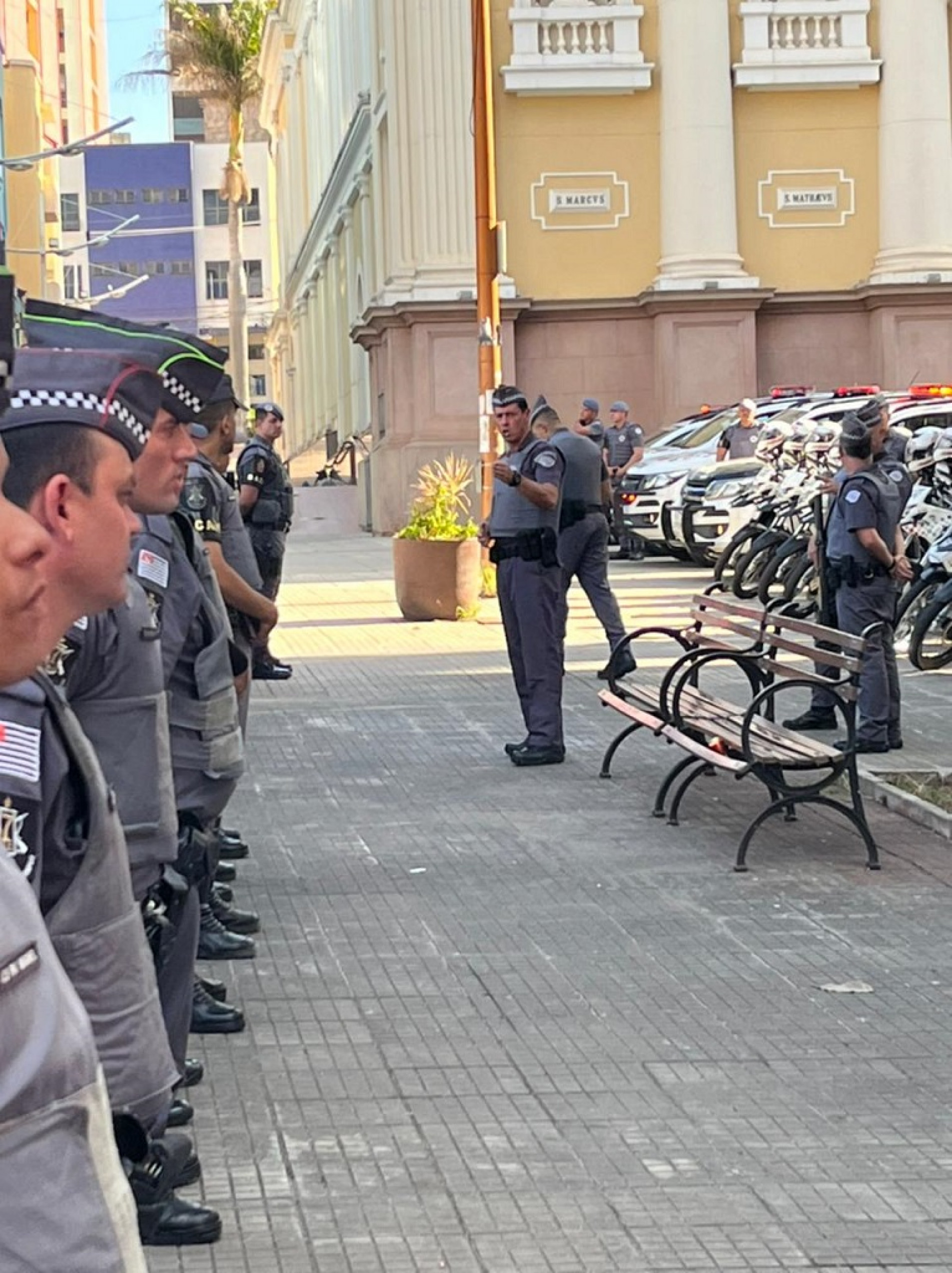 Policiais concentraram-se na tarde desta quinta-feira (28) na praça Coronel Fernando Prestes, em Sorocaba