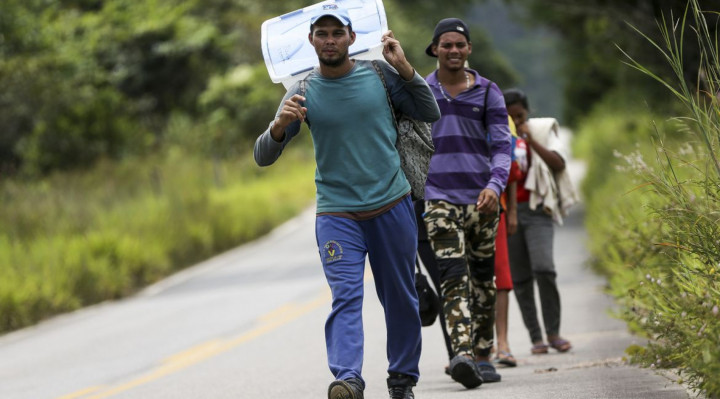 Diariamente, centenas de venezuelanos entram no Brasil em busca de uma vida melhor