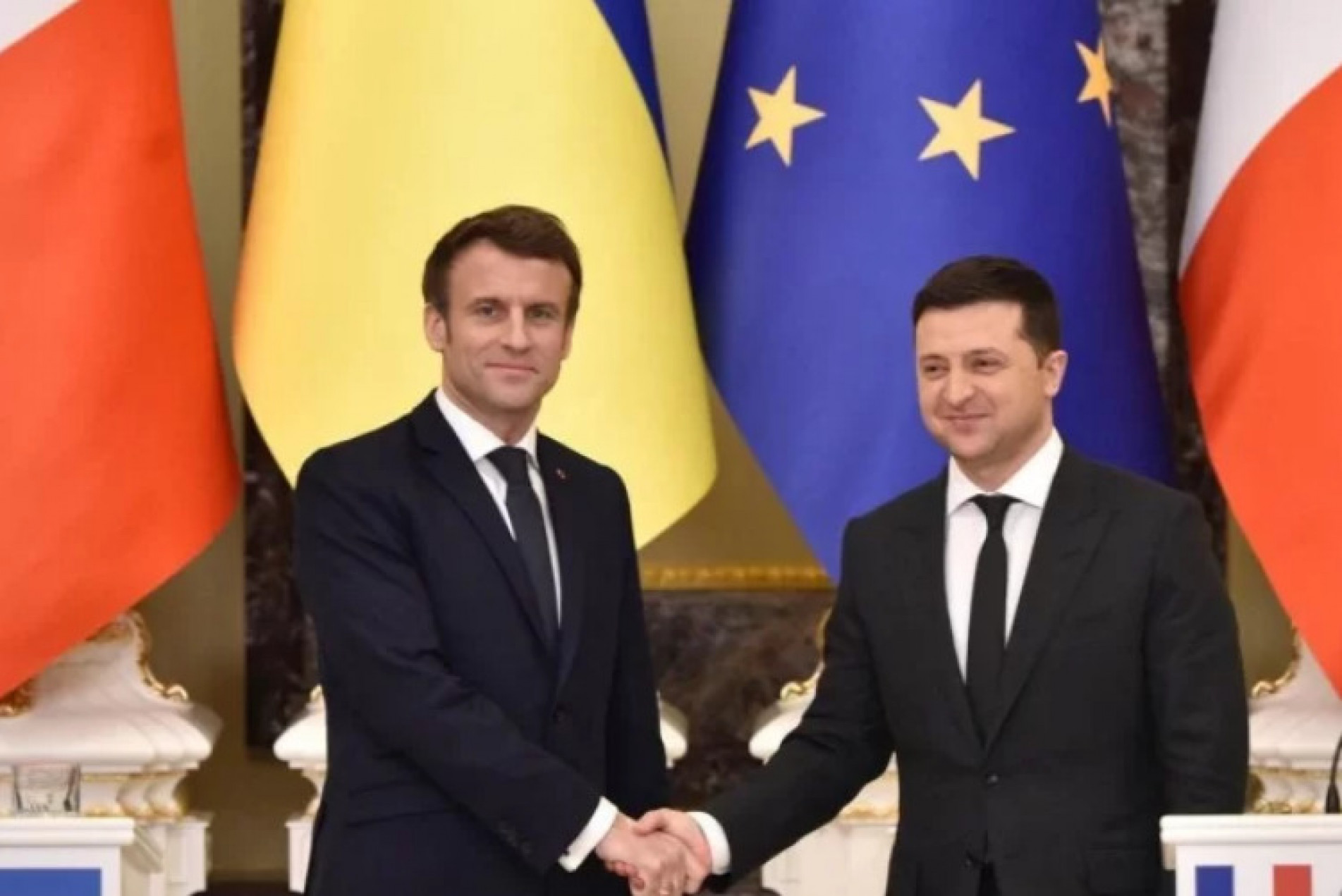 O presidente Emmanuel Macron a Volodymyr Zelensky que a França continuará a ajudar a Ucrânia 