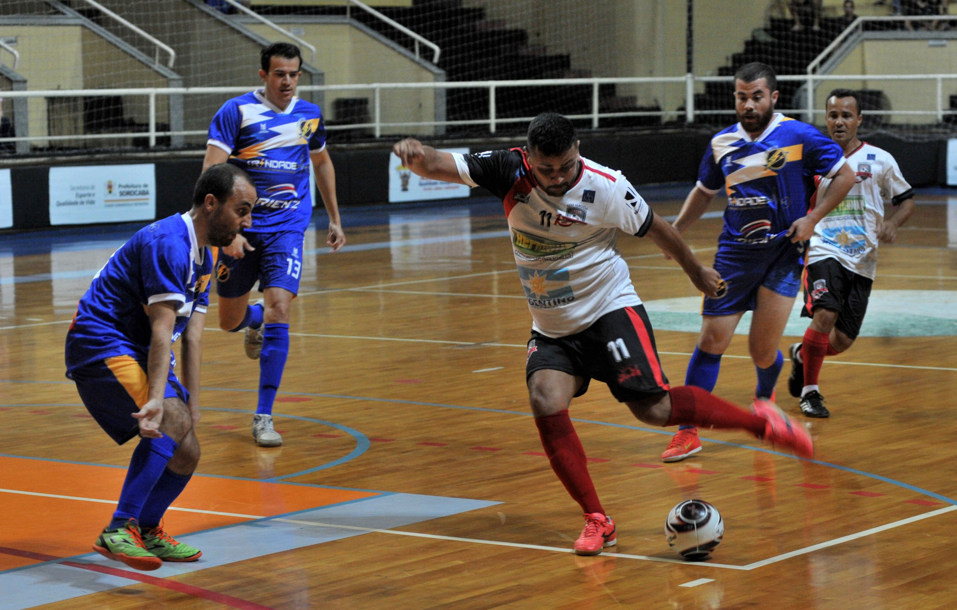 BAS Futsal (branco) avançou no Veterano