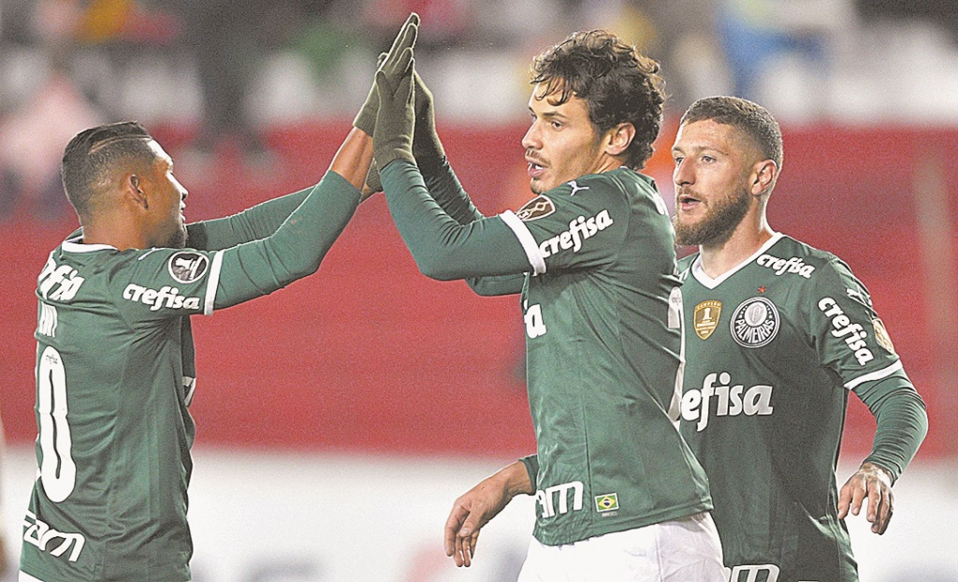 Veiga (centro) fez três gols e passou Rony (esq.): o maior do time na história da Libertadores