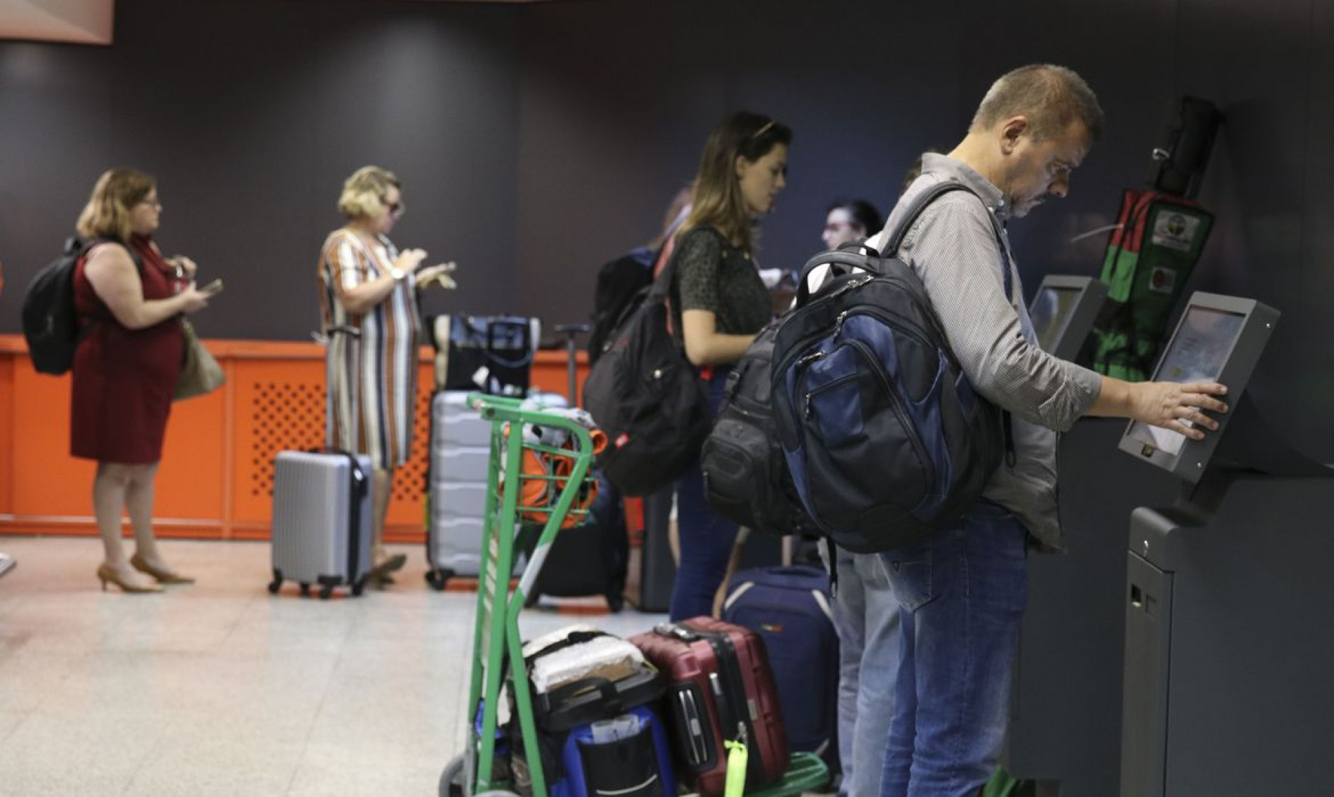  Nova regra relativa ao tamanho da bagagem de m..o, que n..o pode exceder 55 cent..metros de altura, 35 de largura e 25 de profundidade, j.. est.. em vigor no Aeroporto de Congonhas, em S..o Paulo.
    