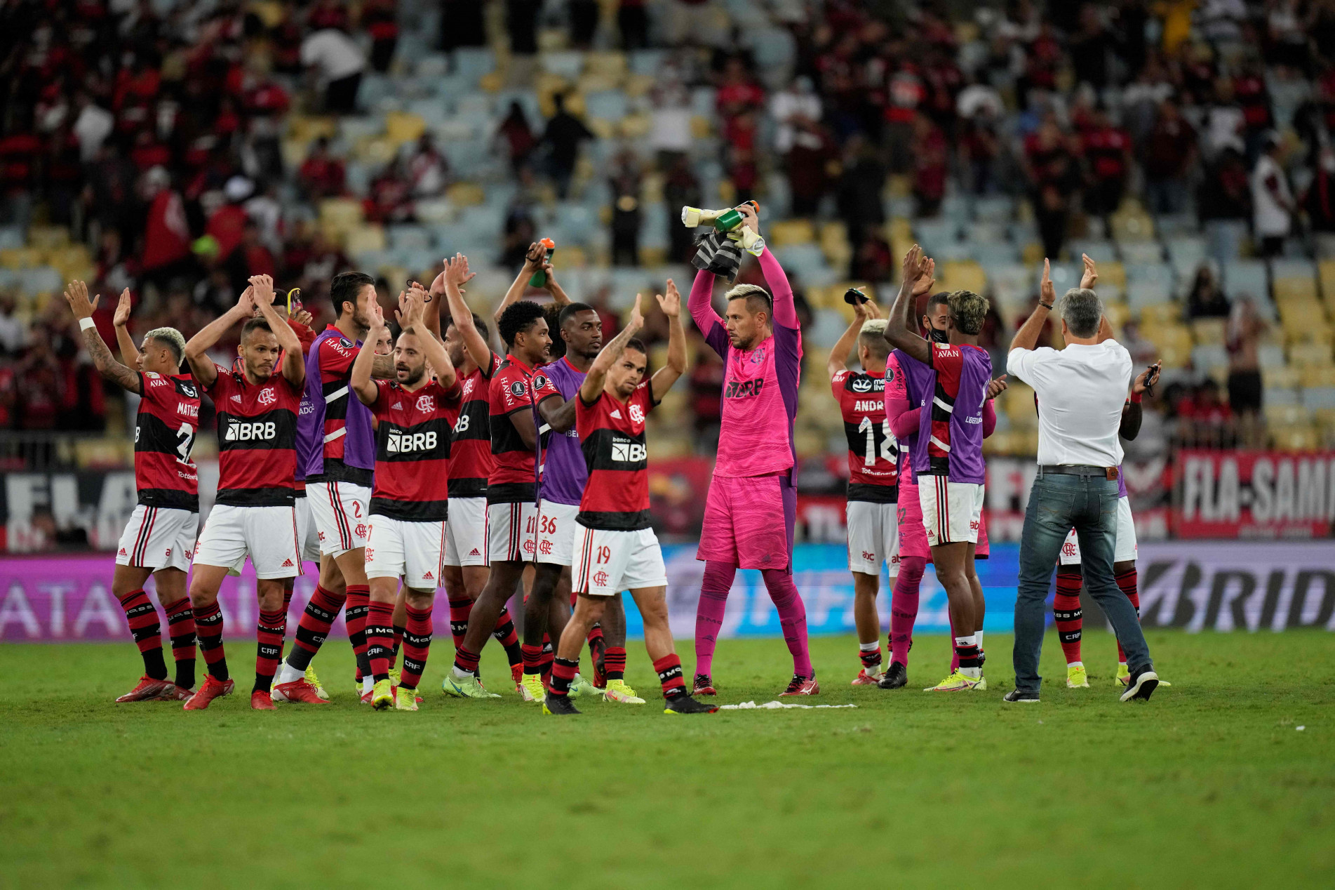  Brazil's Flamengo players celebrate at the end of the Copa Libertadores semifinal first leg football match against Ecuador's Barcelona at the Maracana stadium in Rio de Janeiro, Brazil, on September 22, 2021. (Photo by Silvia Izquierdo / POOL / AFP)

      