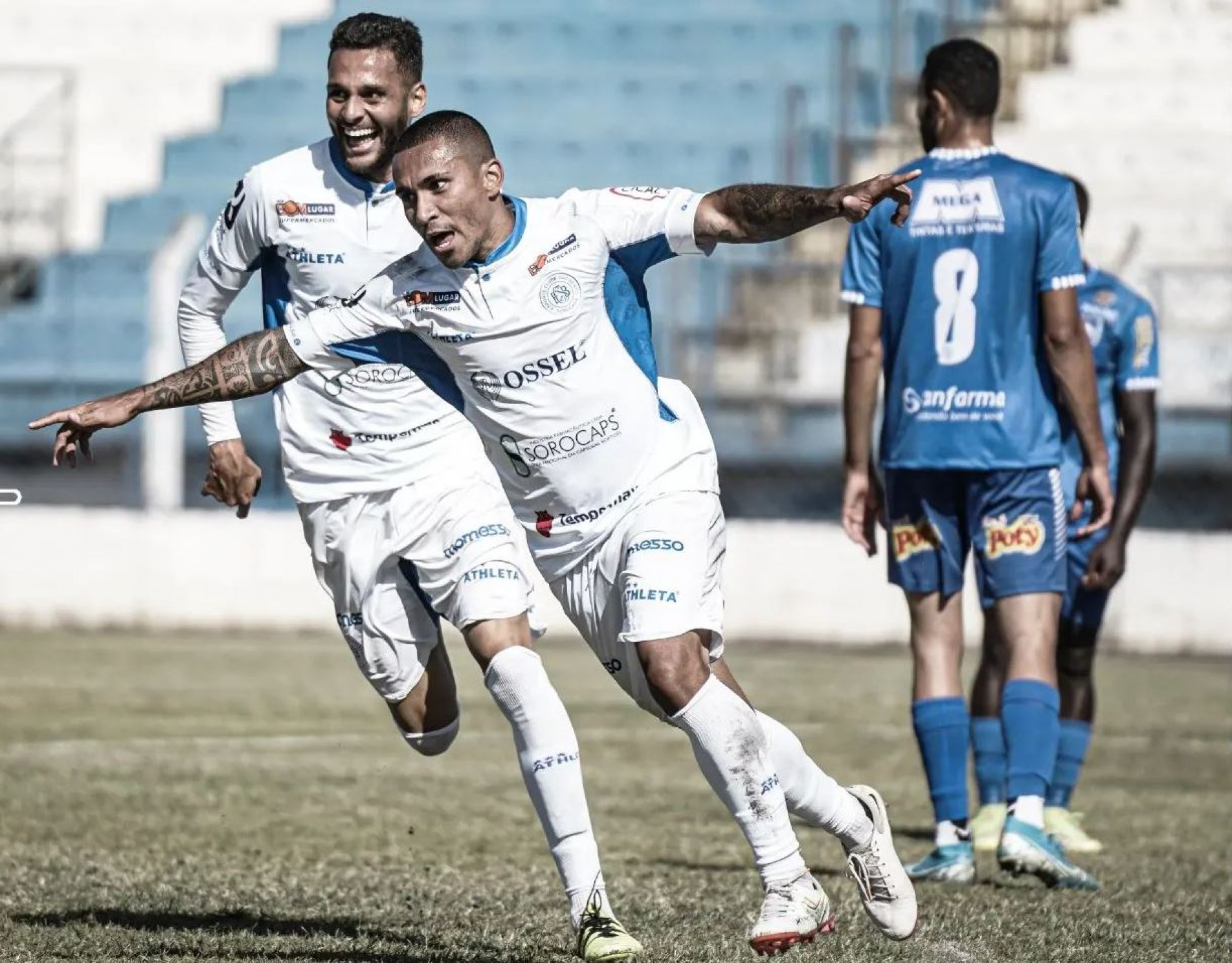 Bruninho fez o terceiro gol do Azulão contra o Rio Claro.