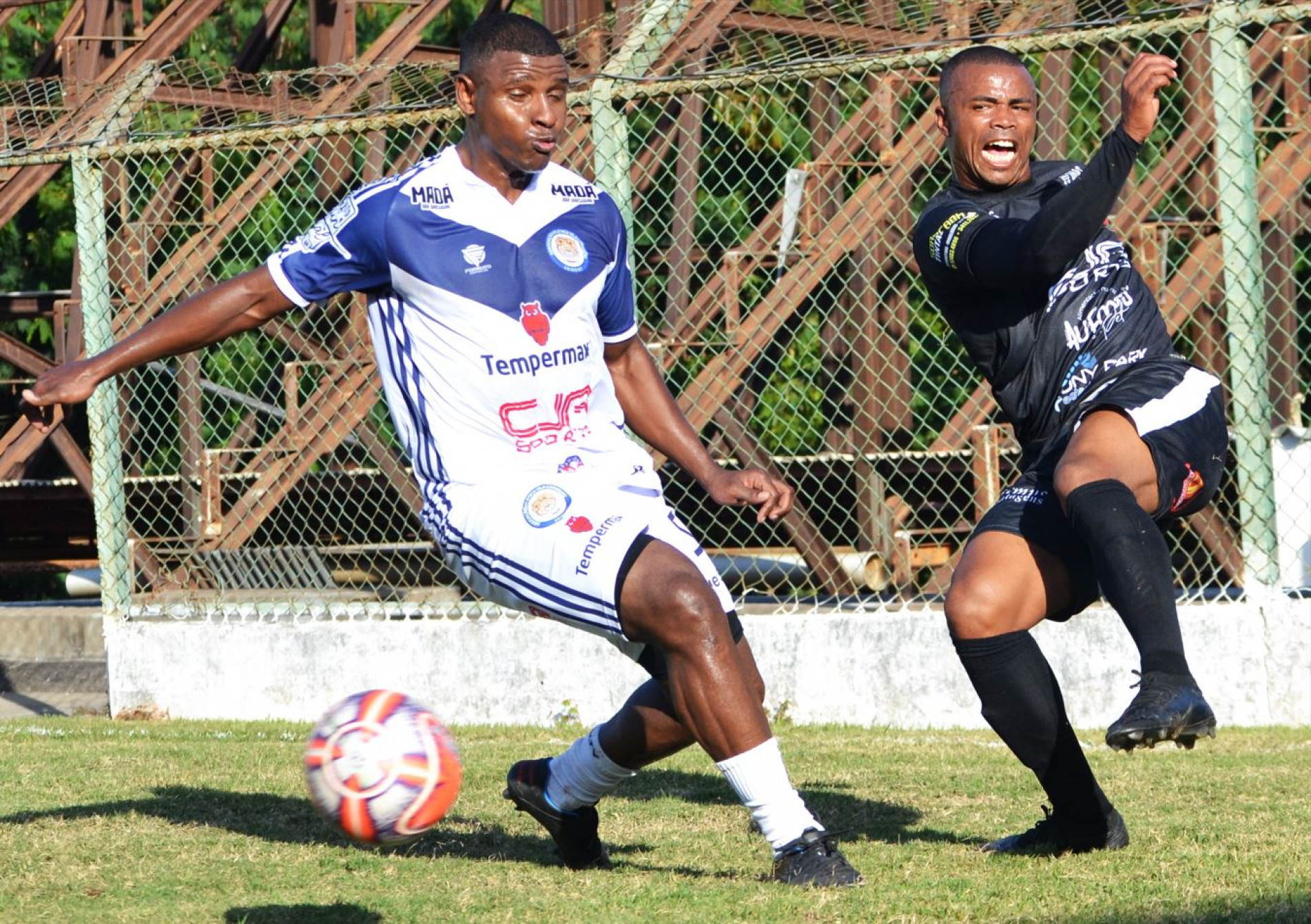 Atual campeão abriu a semi vencendo o Vila Carvalho.