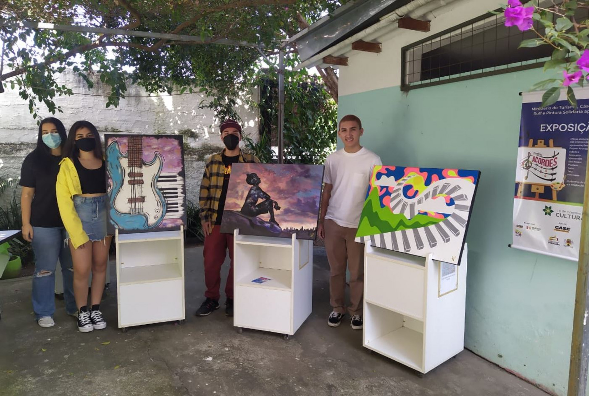 Vencedores do concurso junto com suas obras, feitas durante as edições do projeto Acordes.