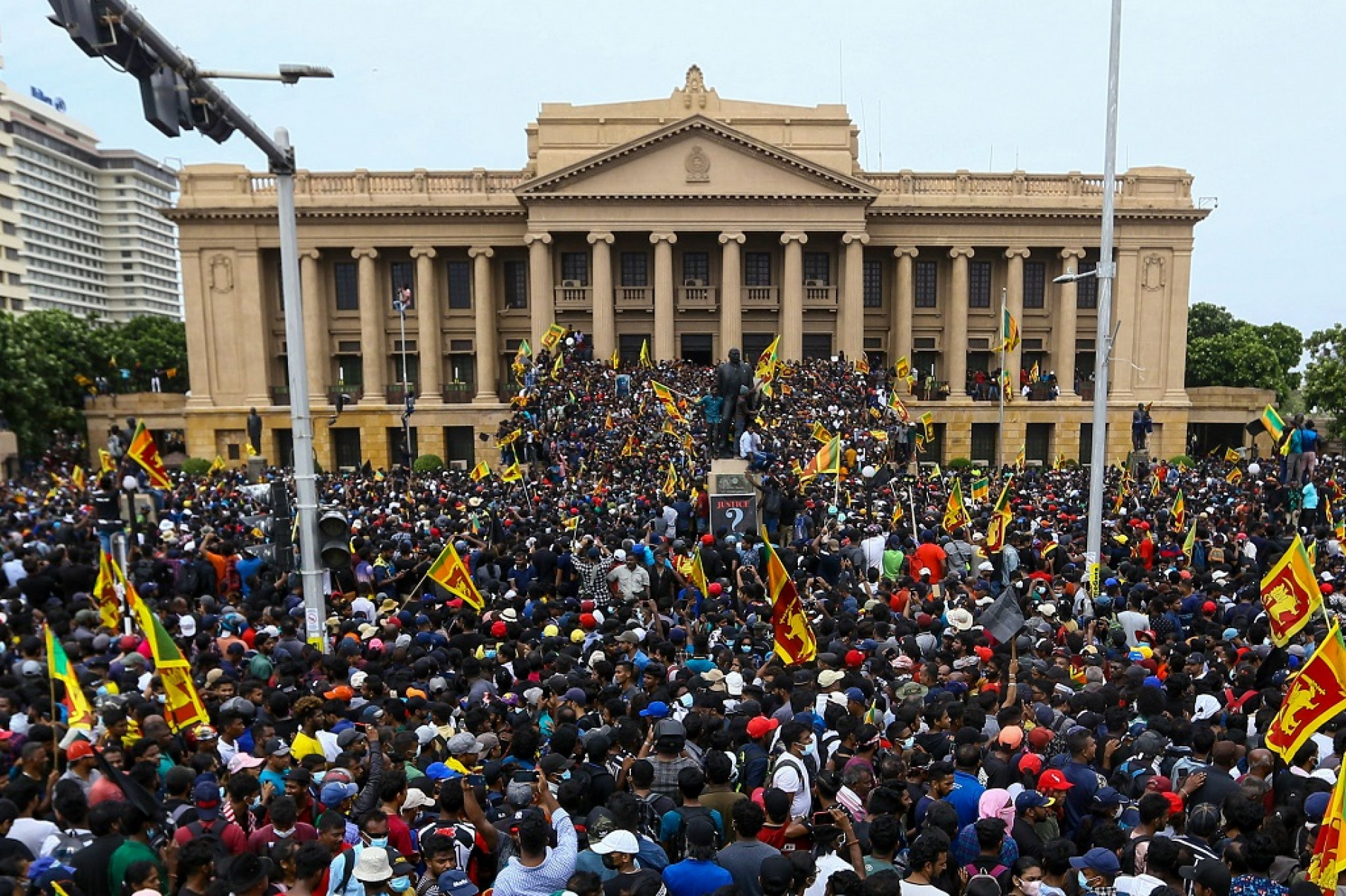 Multidão exige renúncia em frente ao prédio da presidência, ontem