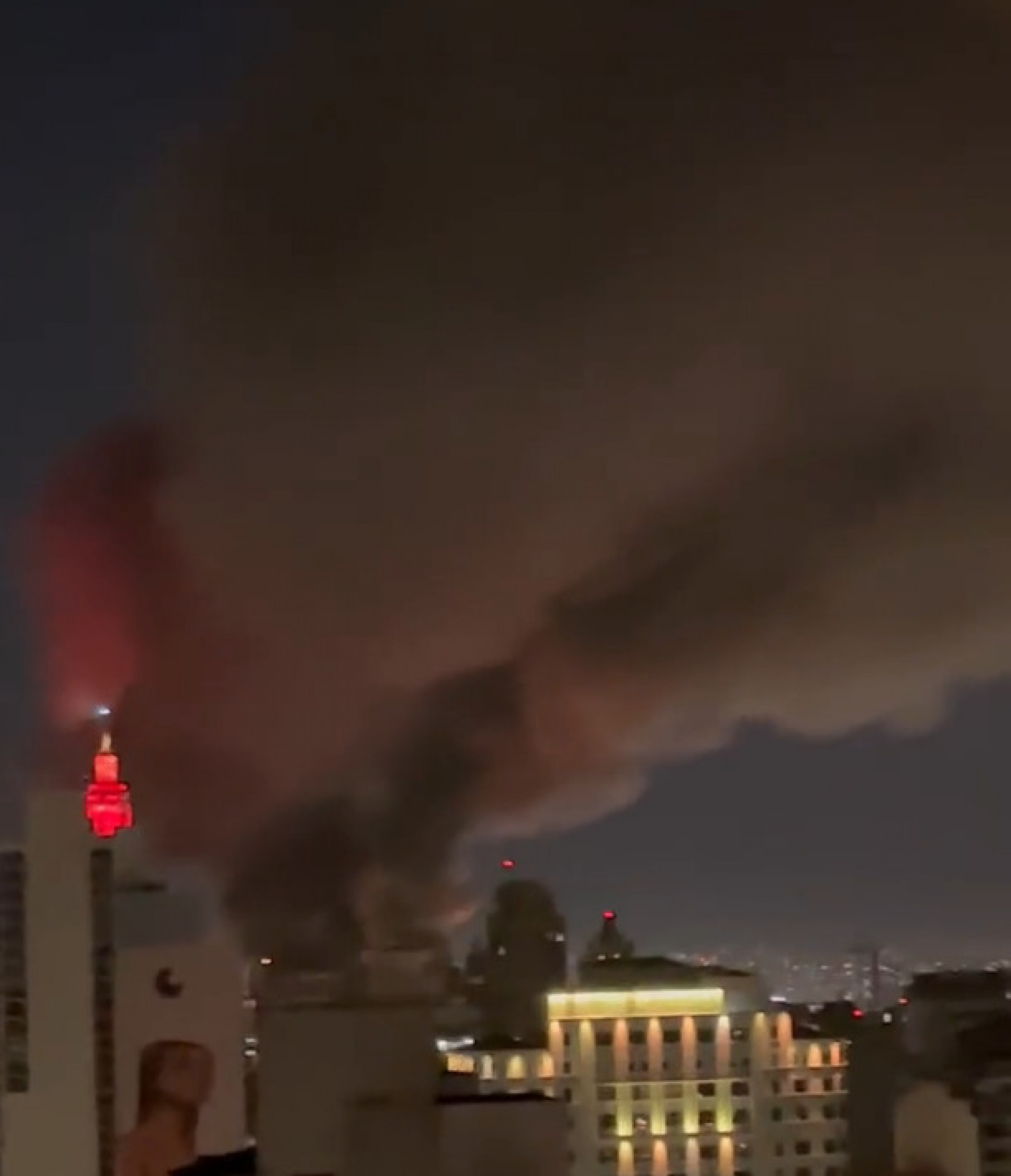 O Corpo de Bombeiros trabalha para apagar o incêndio que atinge cinco prédios comerciais