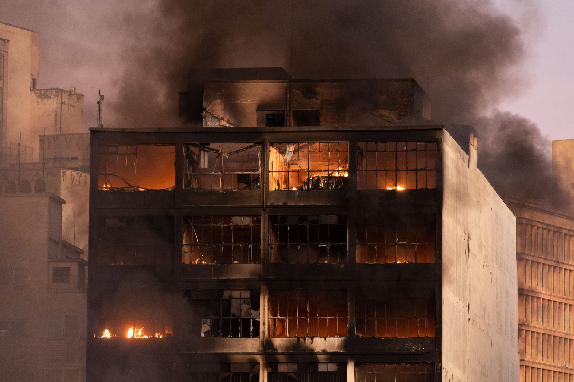 As causas do incêndio ainda serão investigadas.