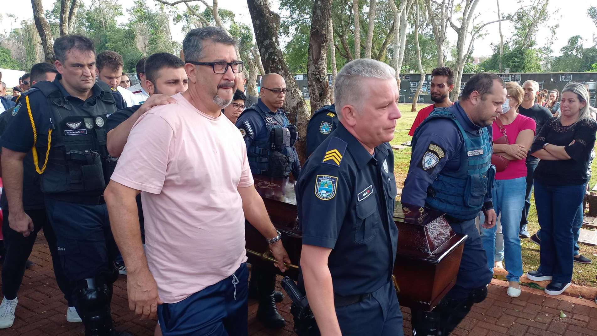 O corpo de Marcelo Arruda foi sepultado sob comoção.