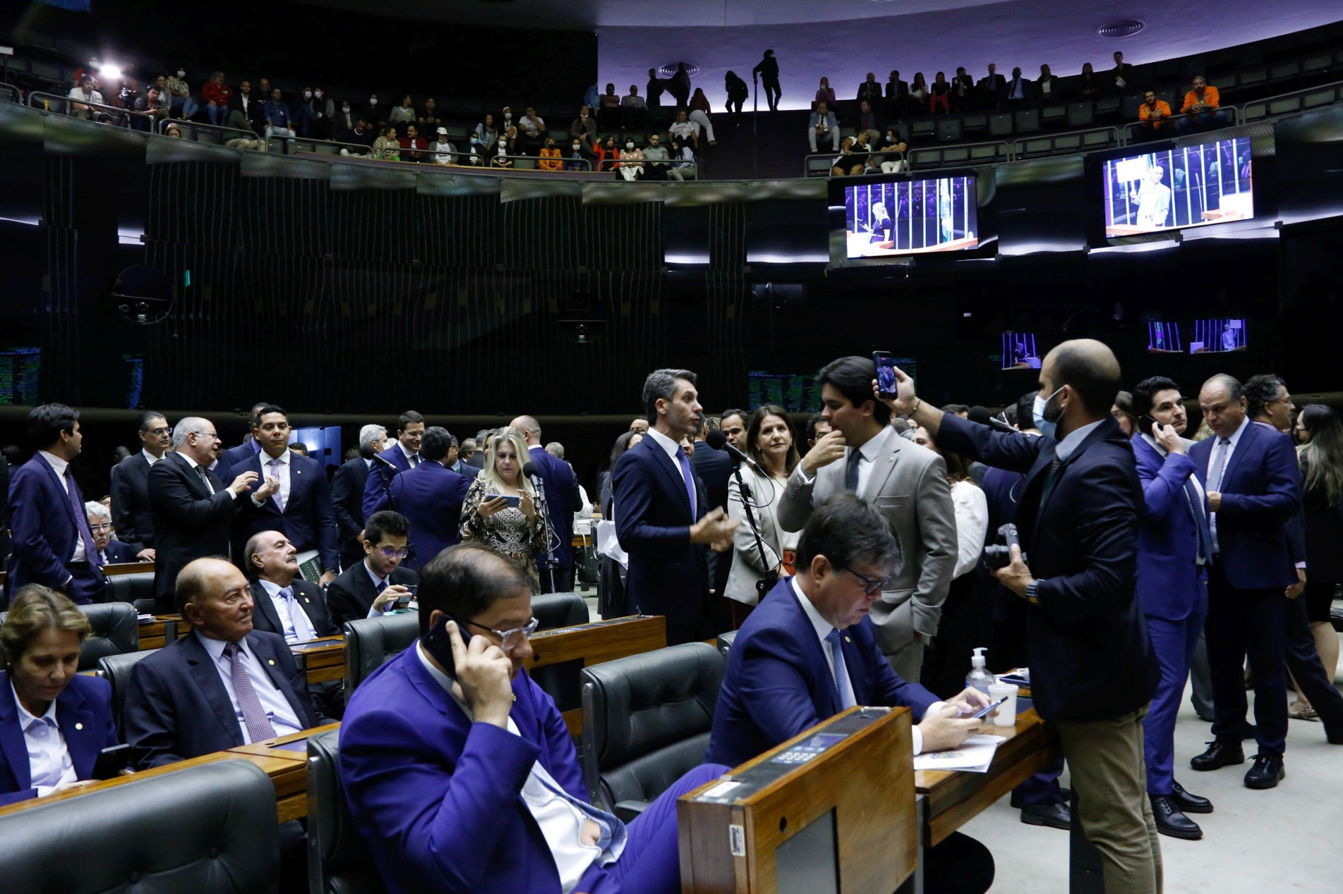 Deputados federais acataram a PEC com 393 votos a favor e 14 contrários.