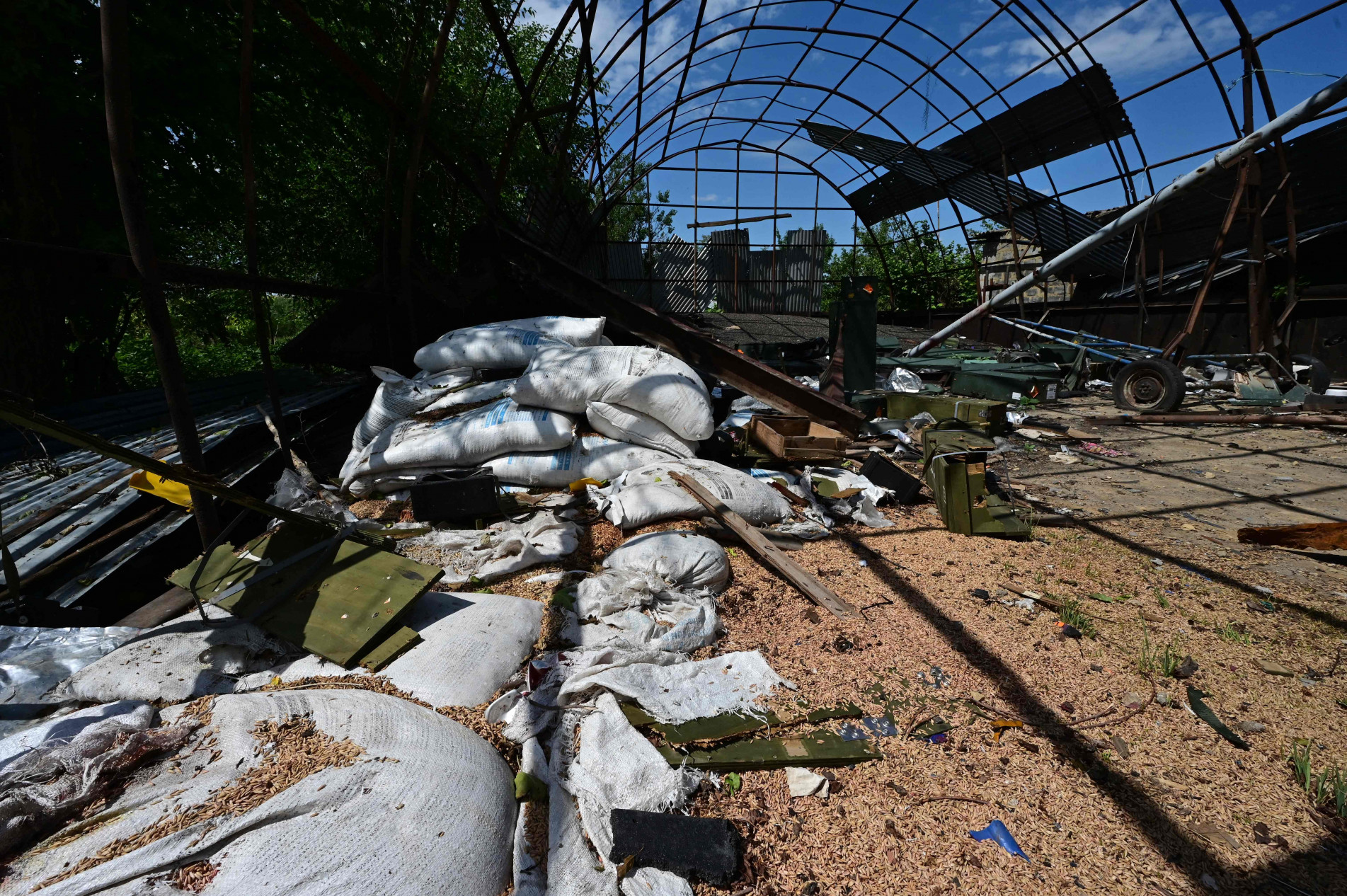 Um depósito de trigo ucraniano foi destruído pelos russos.