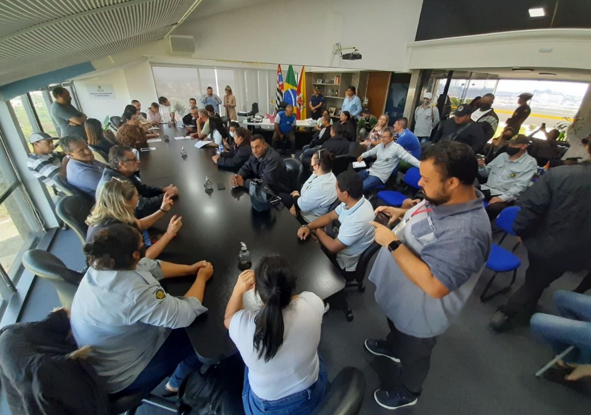 Grupo de trabalhadores foram recebidos no gabinete do prefeito Manga.