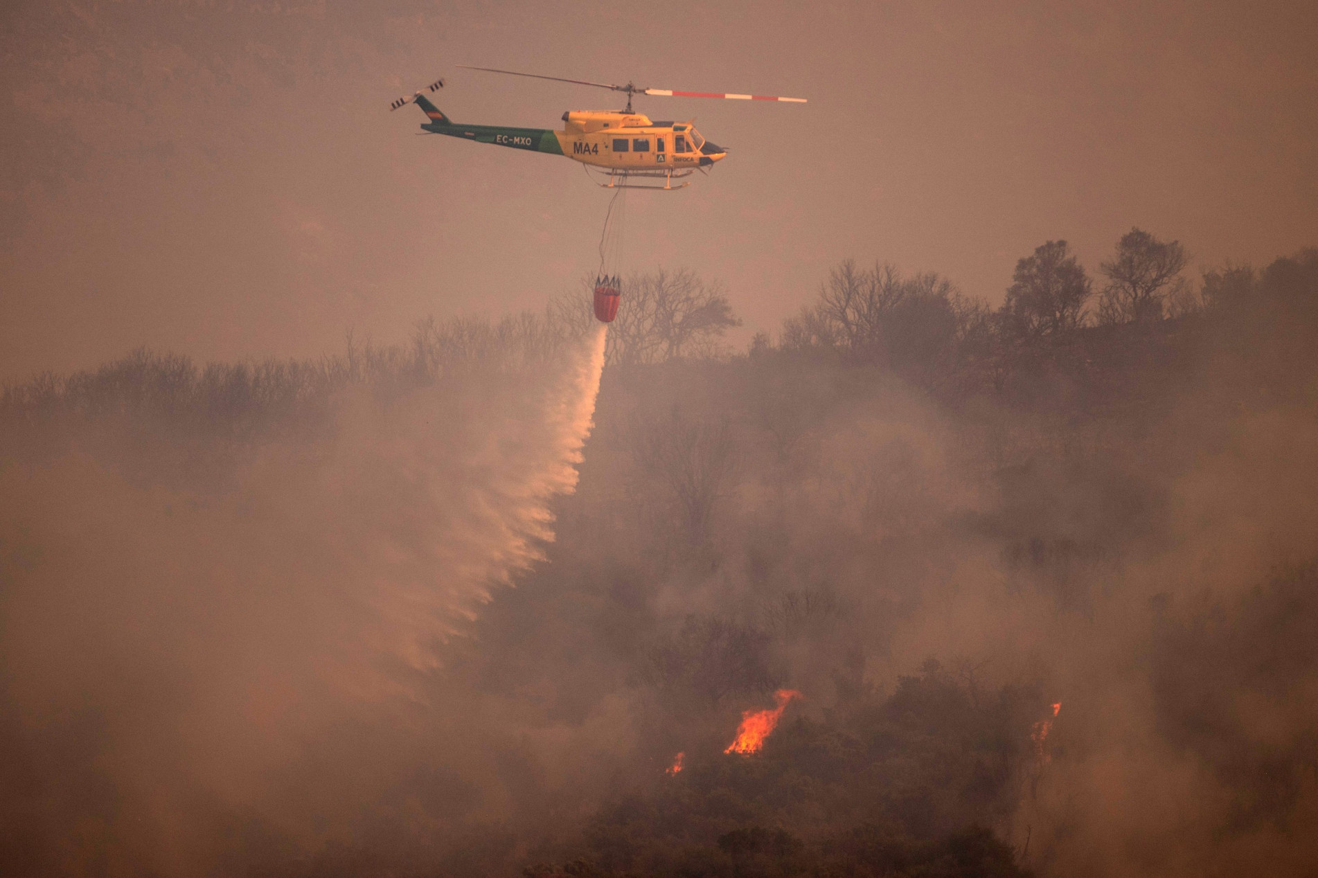 Helicópteros e aviões ajudam no combate ao fogo na Espanha.