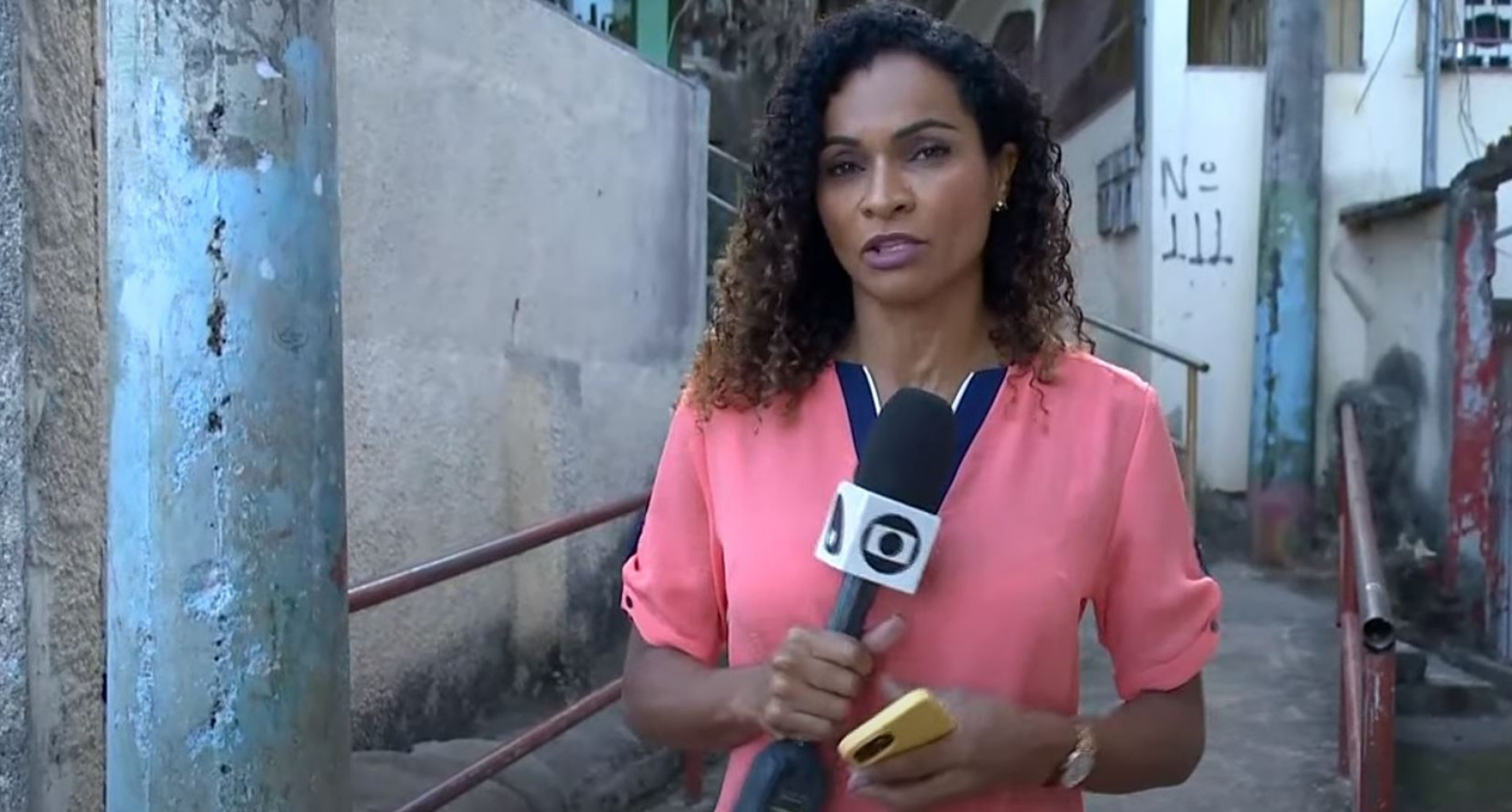 Daniela Carla durante cobertura de tiroteio em Vitória