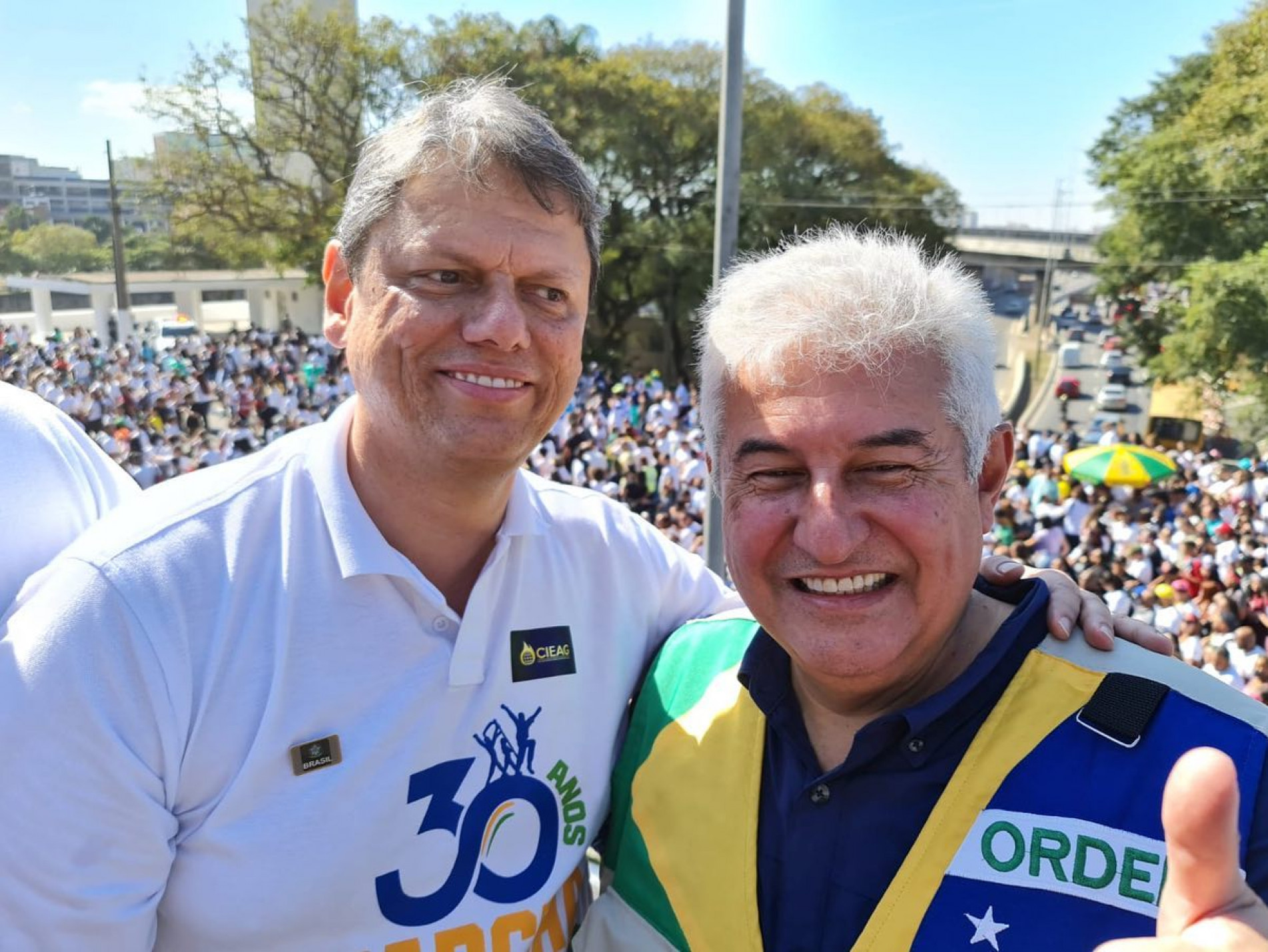 Tarcísio Gomes de Freitas ao lado do astronauta Marcos Pontes