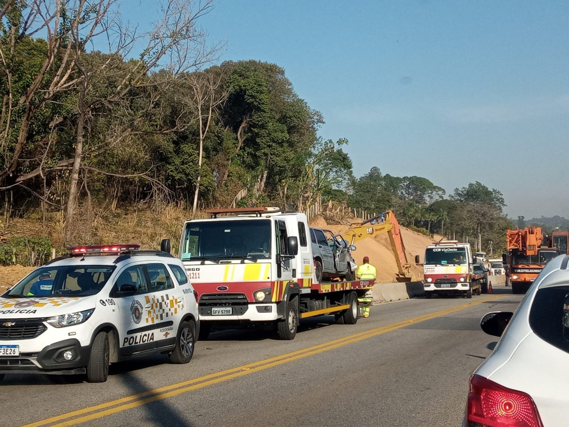 Carro ficou destruído no acidente