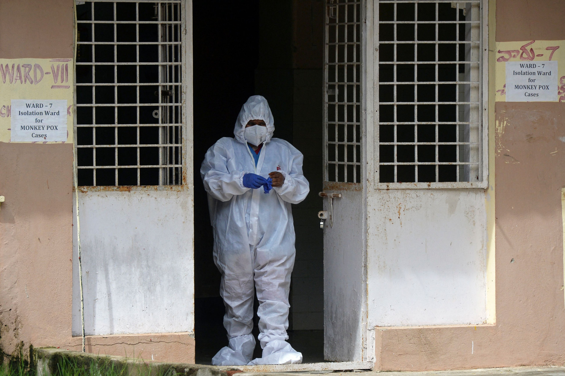 Enfermeira usa roupa protetora num centro médico na Índia