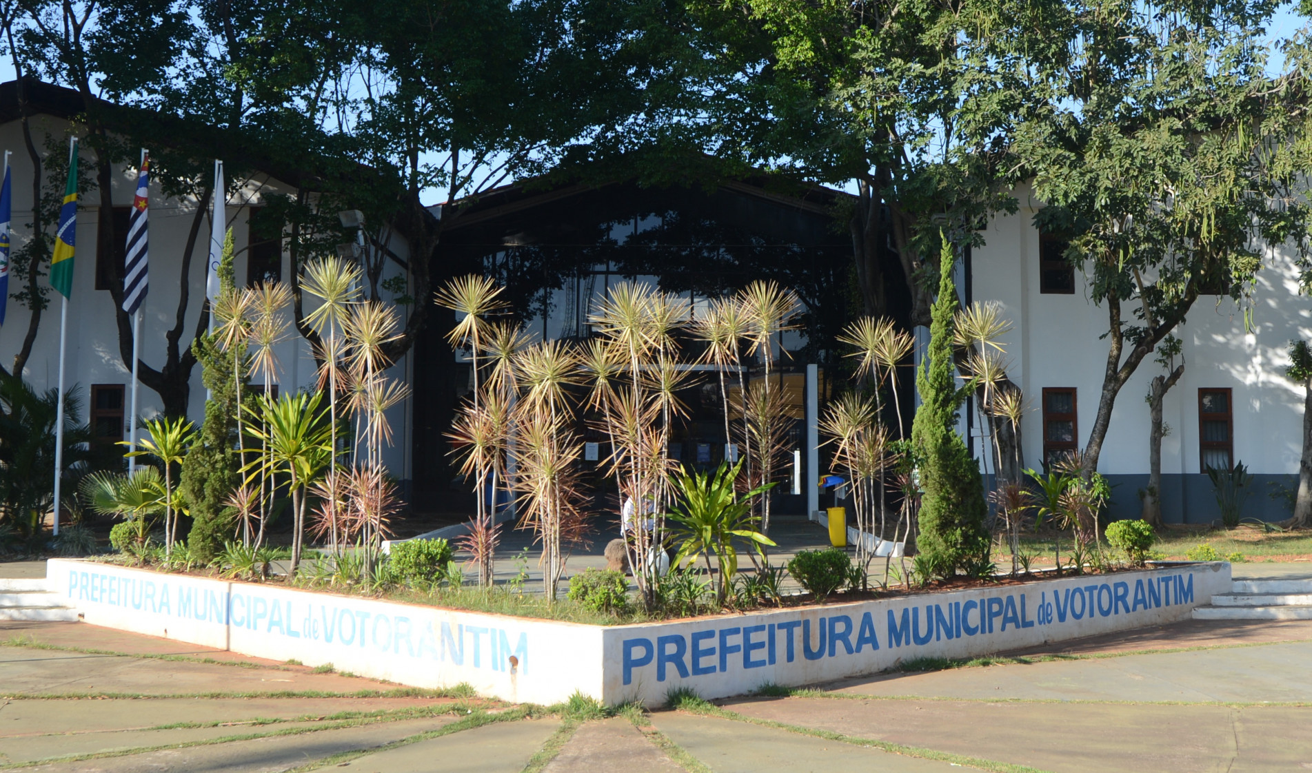 A Prefeitura fica localizada na avenida 31 de Março, 327, no Centro