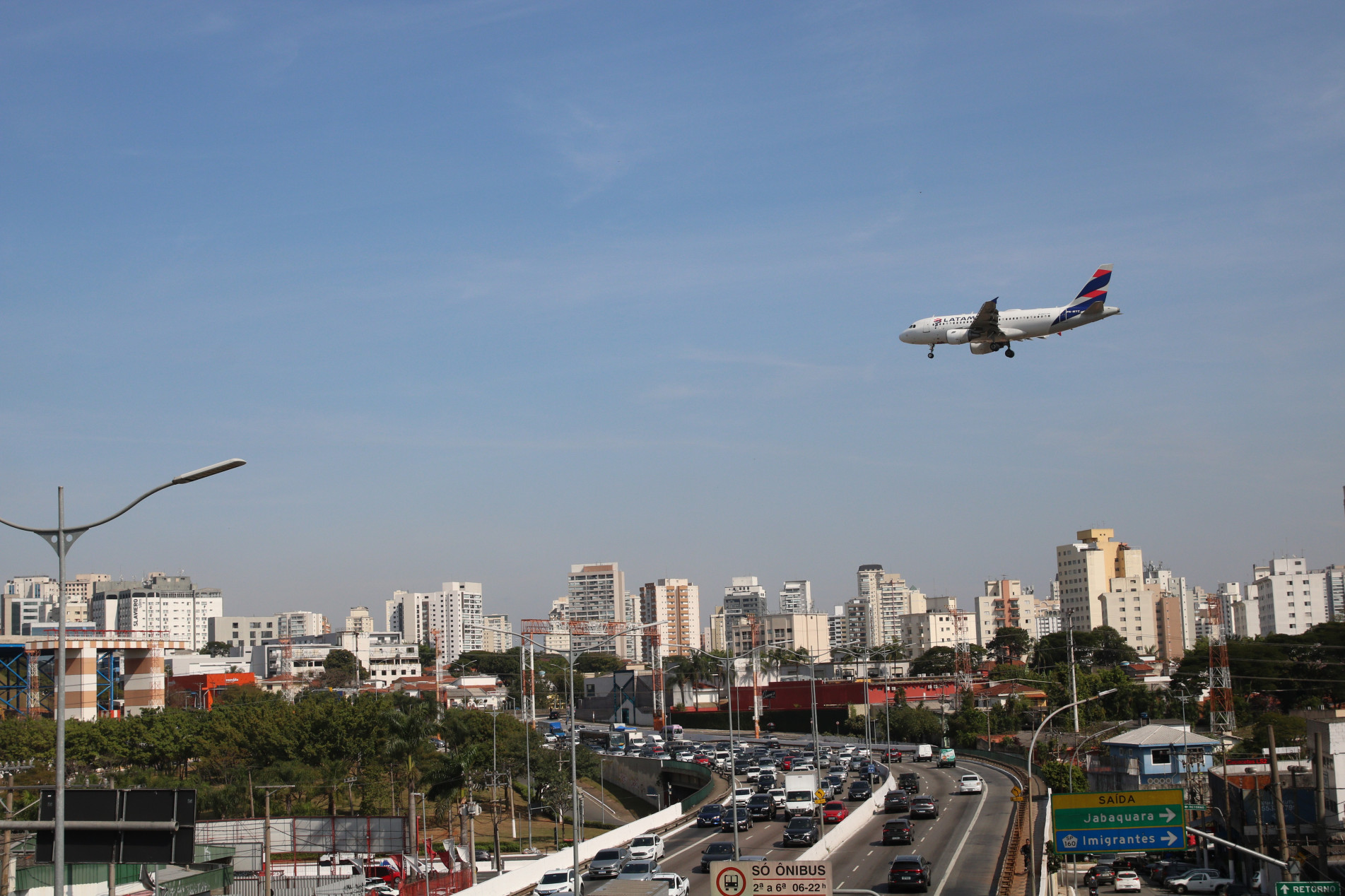 O aeroporto encravado no meio da capital paulista é alvo de reclamações pelo barulho