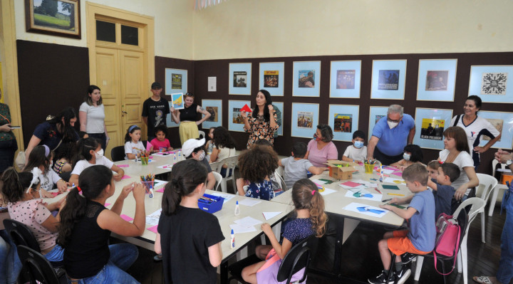 O evento é realizado semanalmente há oito anos pela Secult e tem o objetivo de incentivar o público infantil a desenvolver a criatividade e o hábito da leitura