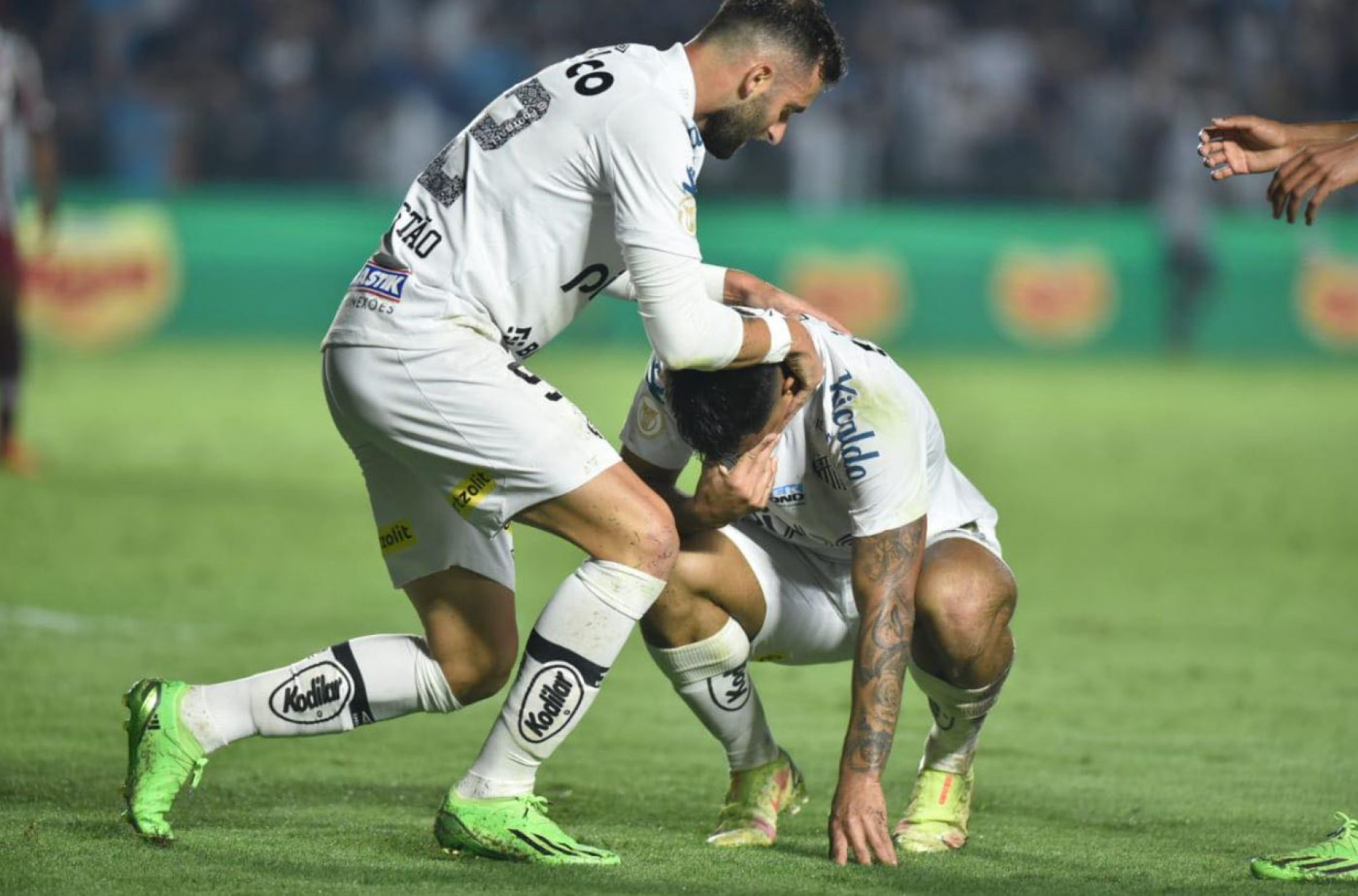 No fim, Marcos Leonardo marca o gol do empate