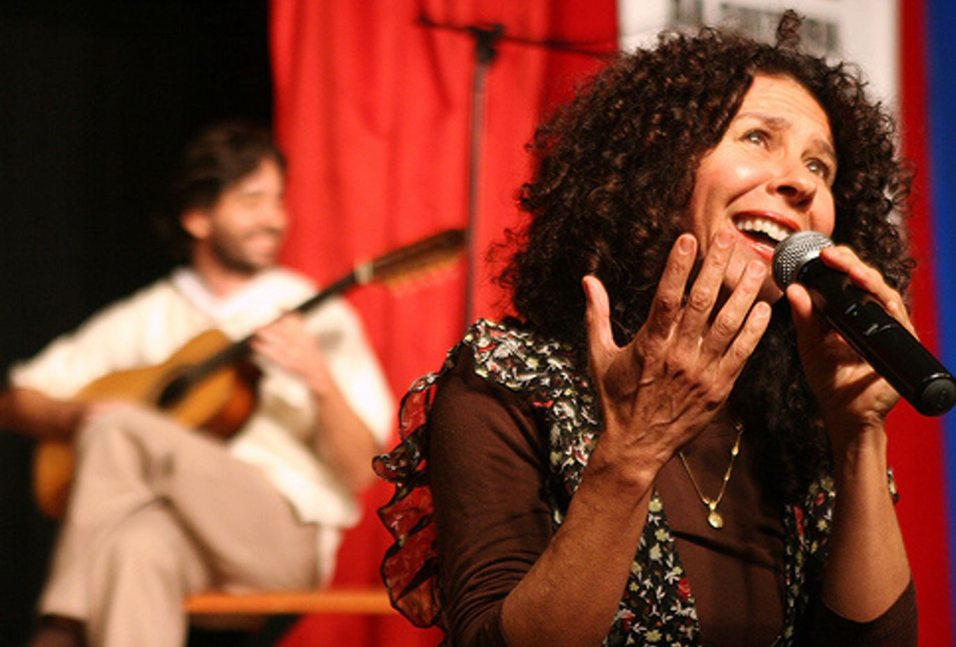 Cantora sobe ao palco às 17h