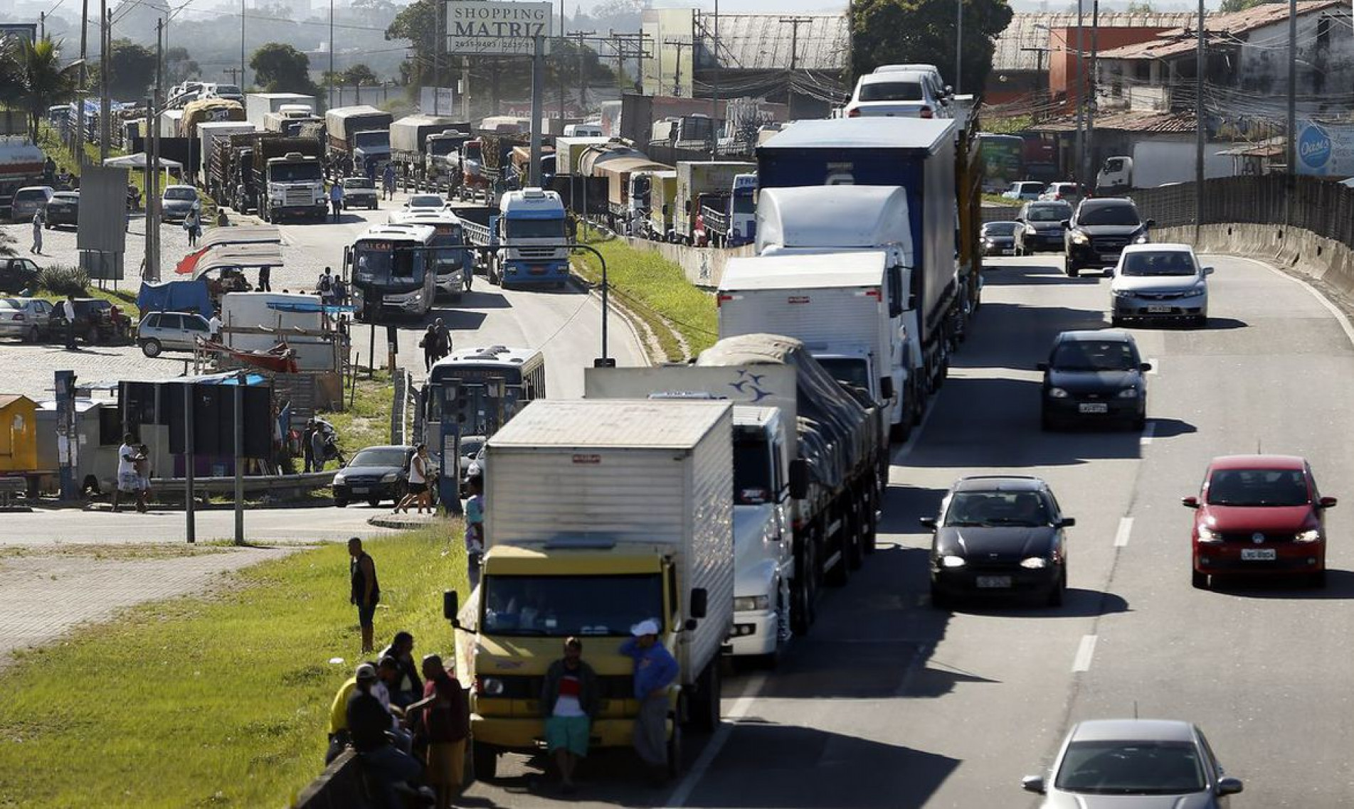  Caminhoneiros fazem paraliza....o na BR 101, Niter..i-Manilha, na altura de Itabora.., no Rio de Janeiro. 
    