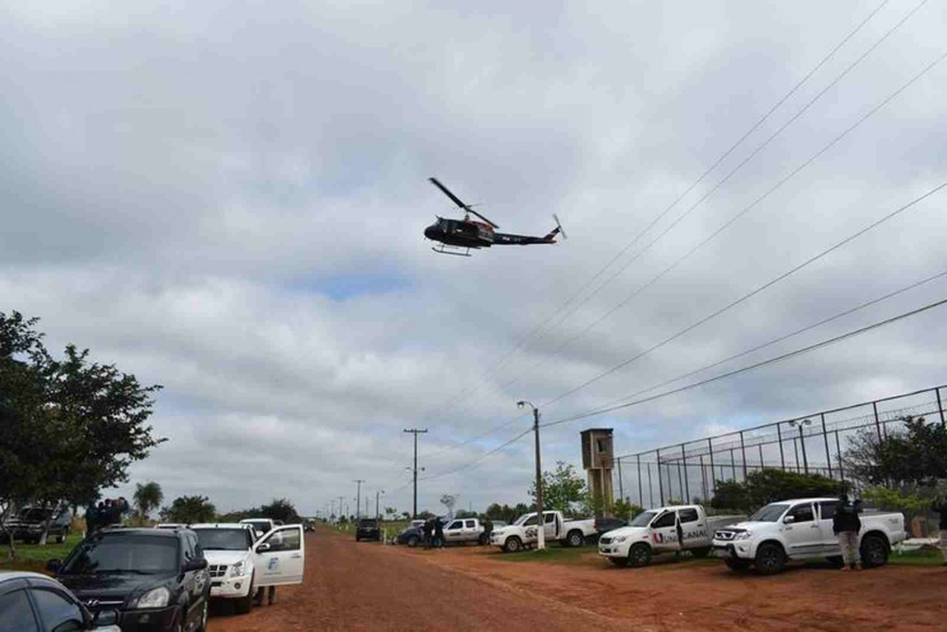 A polícia utilizou helicópteros nas buscas na mata