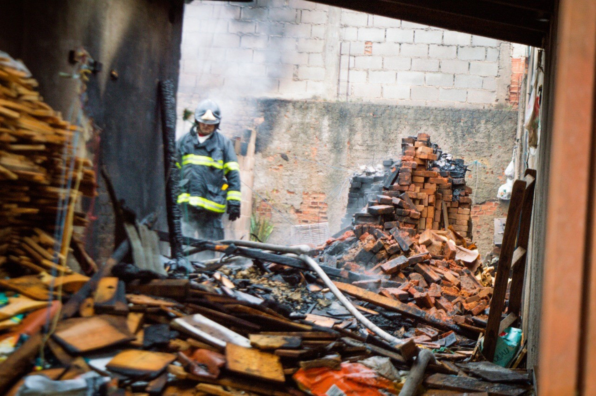 Casa pega fogo nesta madruga em Piedade