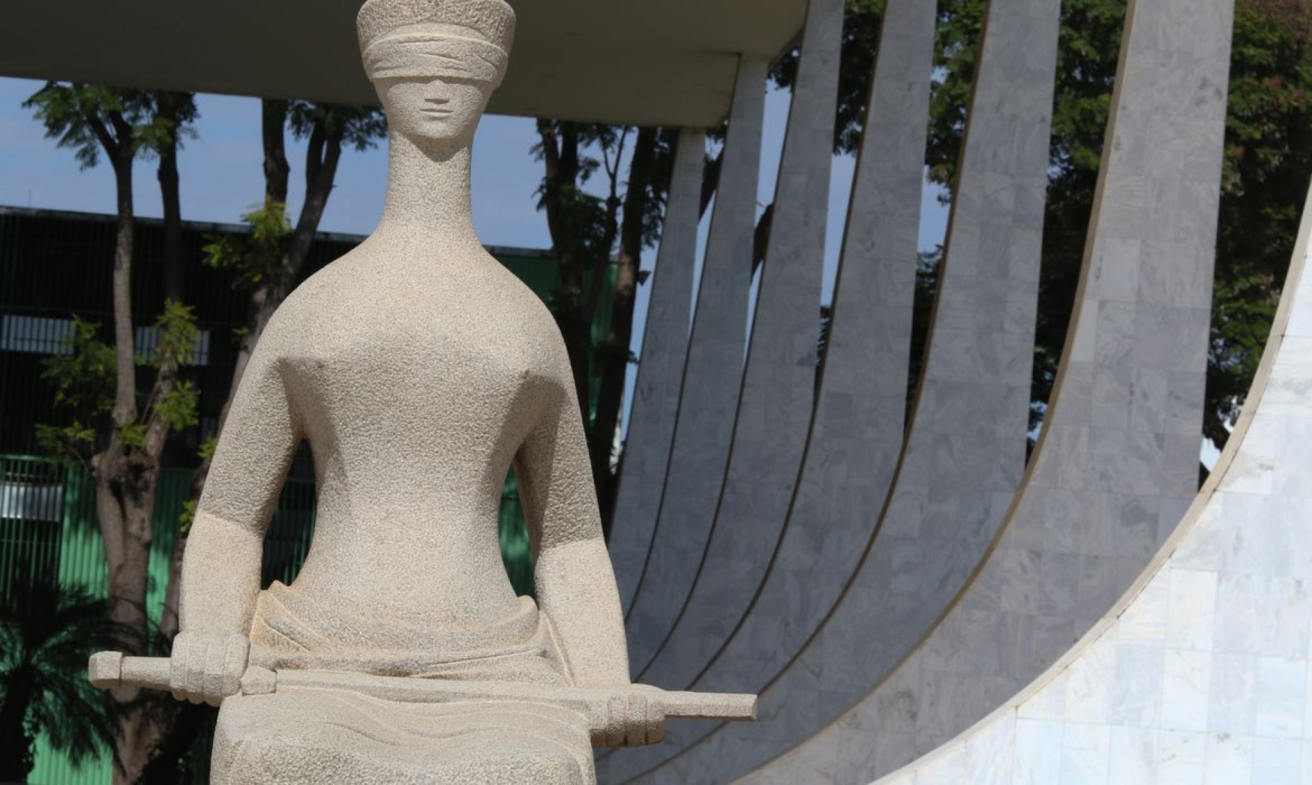 Estátua da justiça em frente ao Palácio do Supremo Tribunal Federal na Praça dos Três poderes em Brasília