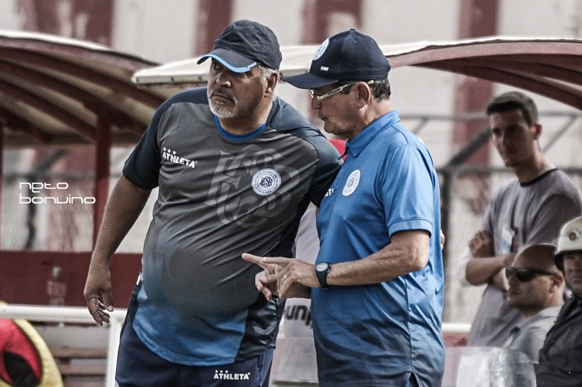 Auxiliar Luizinho Rangel (dir.) assumiu o posto interinamente
