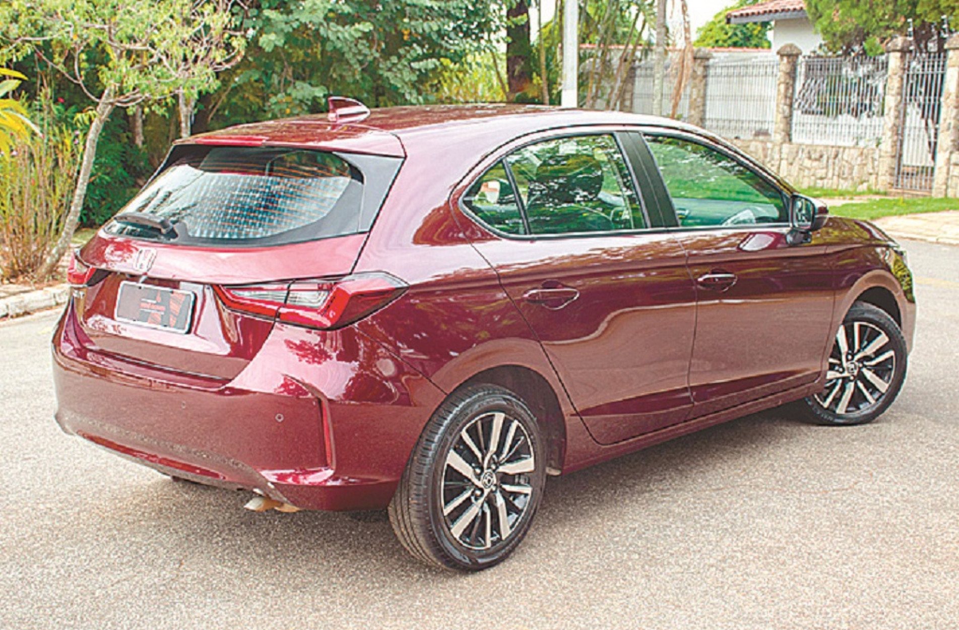 Traseira da versão hatch tem linhas equilibradas