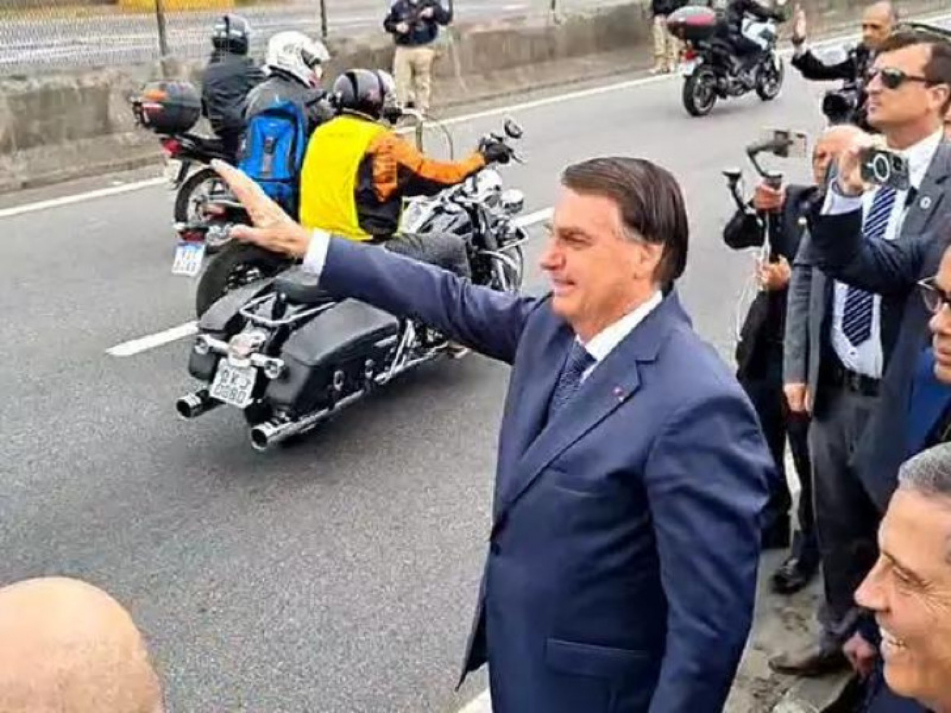 Bolsonaro participa de formatura de oficiais do Exército