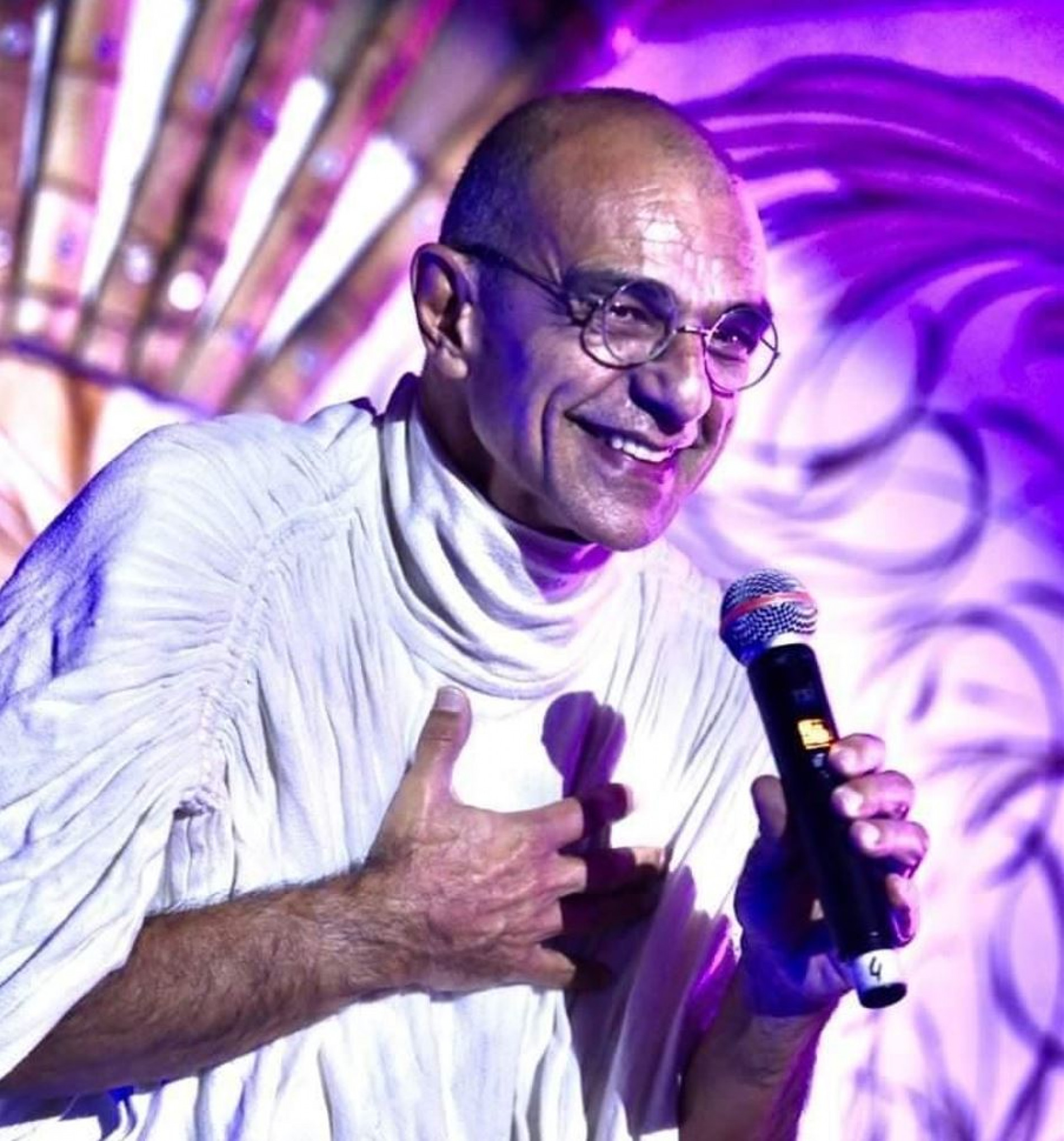 No monólogo Mahatma Gandhi é interpretado pelo ator João Signorelli 