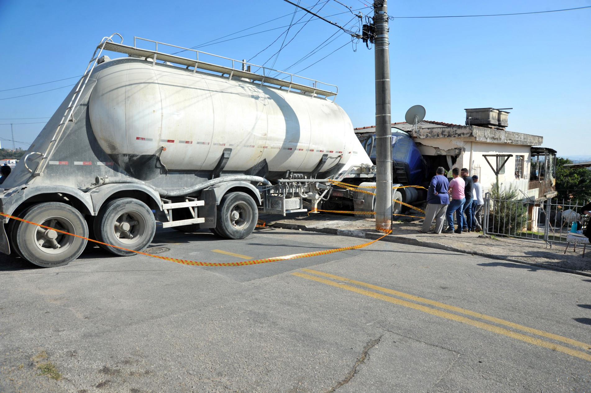 Frente da residência atingida por caminhão ficou destruída