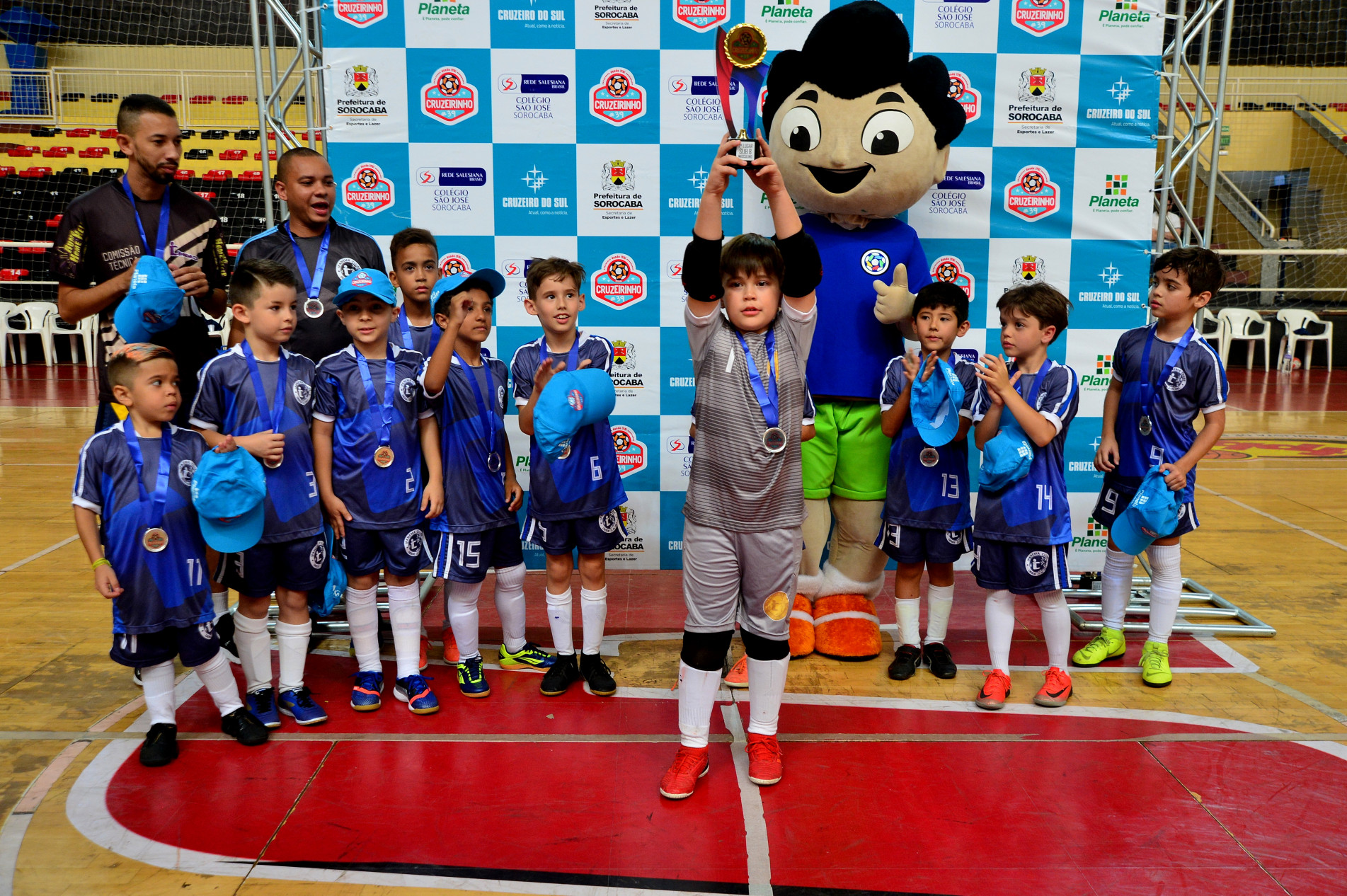 Premiação dos vencedores do Torneio de Futsal Cruzeirinho