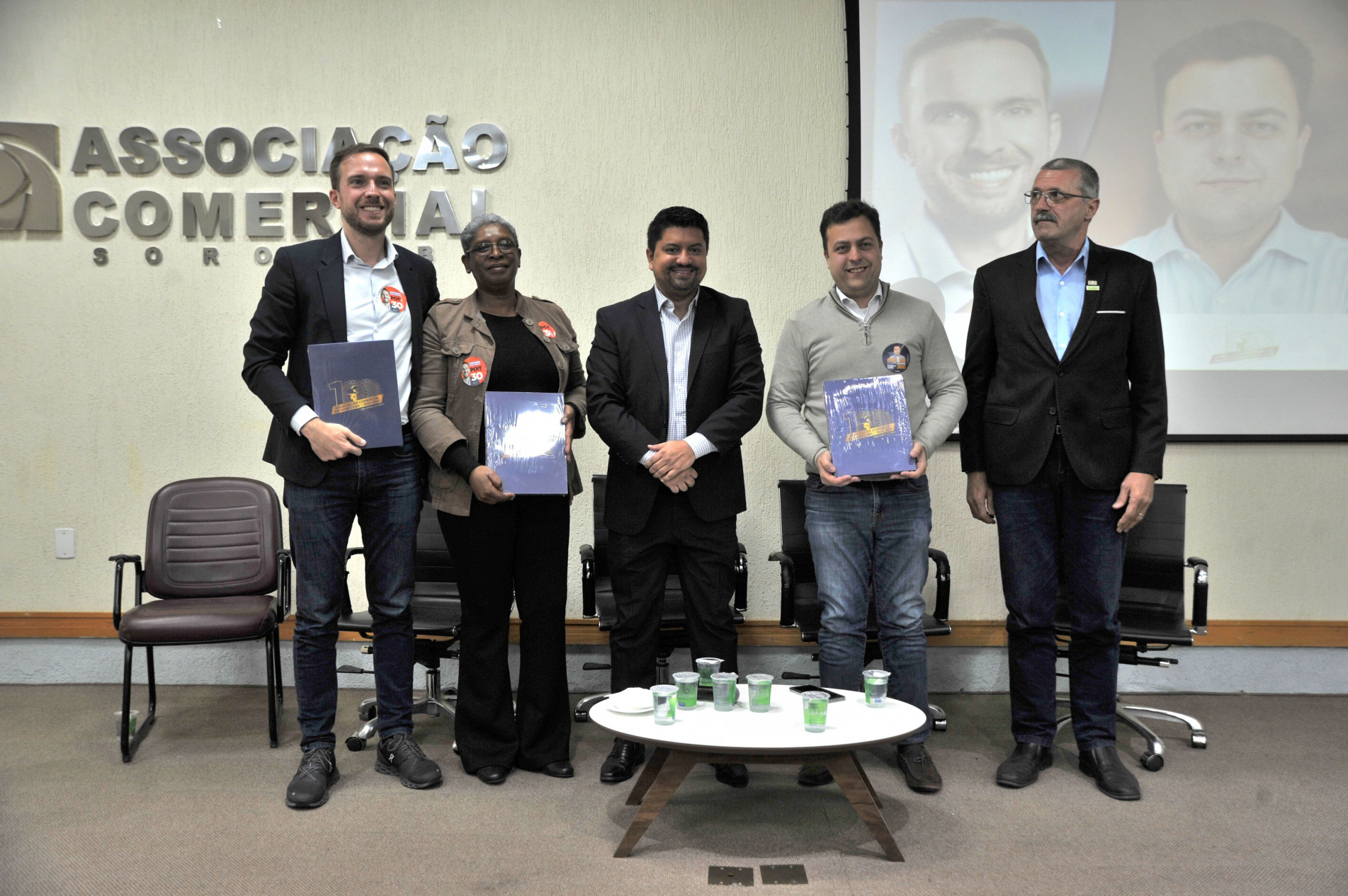 Vinícius (na ponta esquerda), junto com representantes da Acso