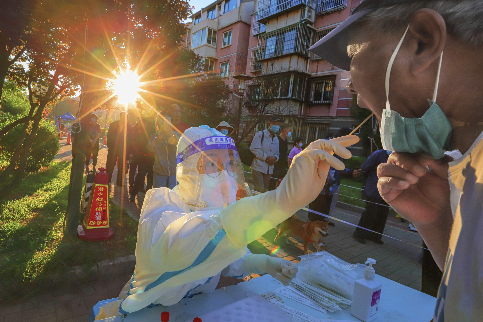  TOPSHOT - This photo taken on August 31, 2022 shows a health worker taking a swab sample from a man to be tested for the Covid-19 coronavirus in China's northern Tianjin. China OUT
 (Photo by CNS / AFP)