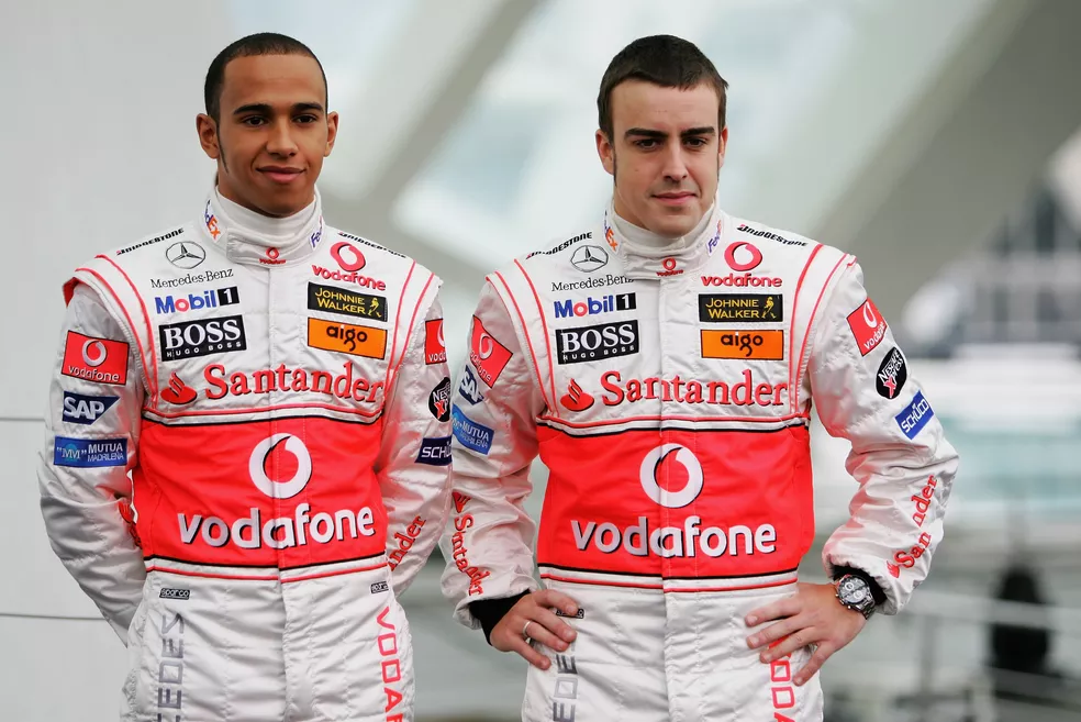 Lewis Hamilton e Fernando Alonso quando eram companheiros de equipe na McLaren