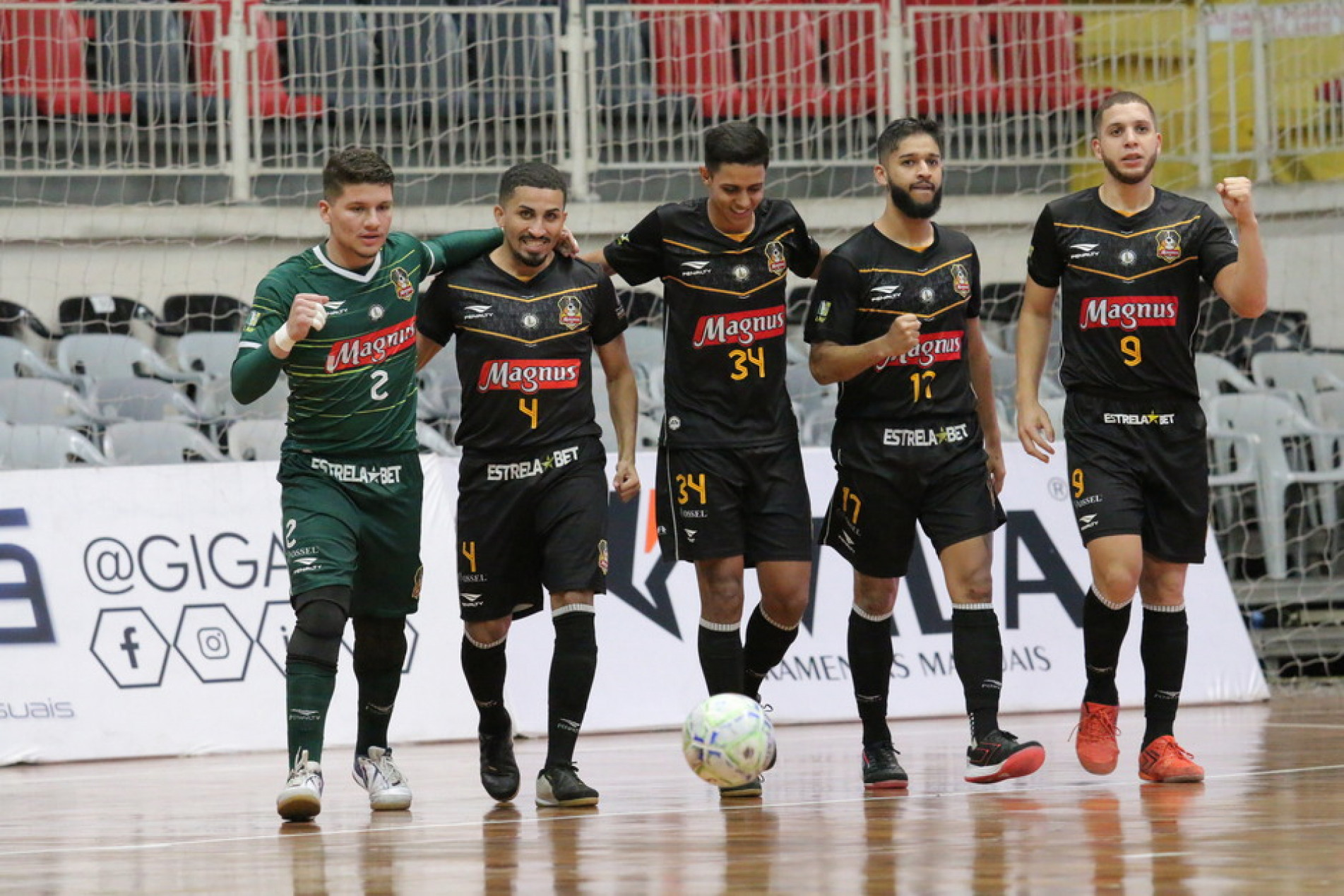 Jogadores da equipe sorocabana comemoram vitória em Santa Catarina