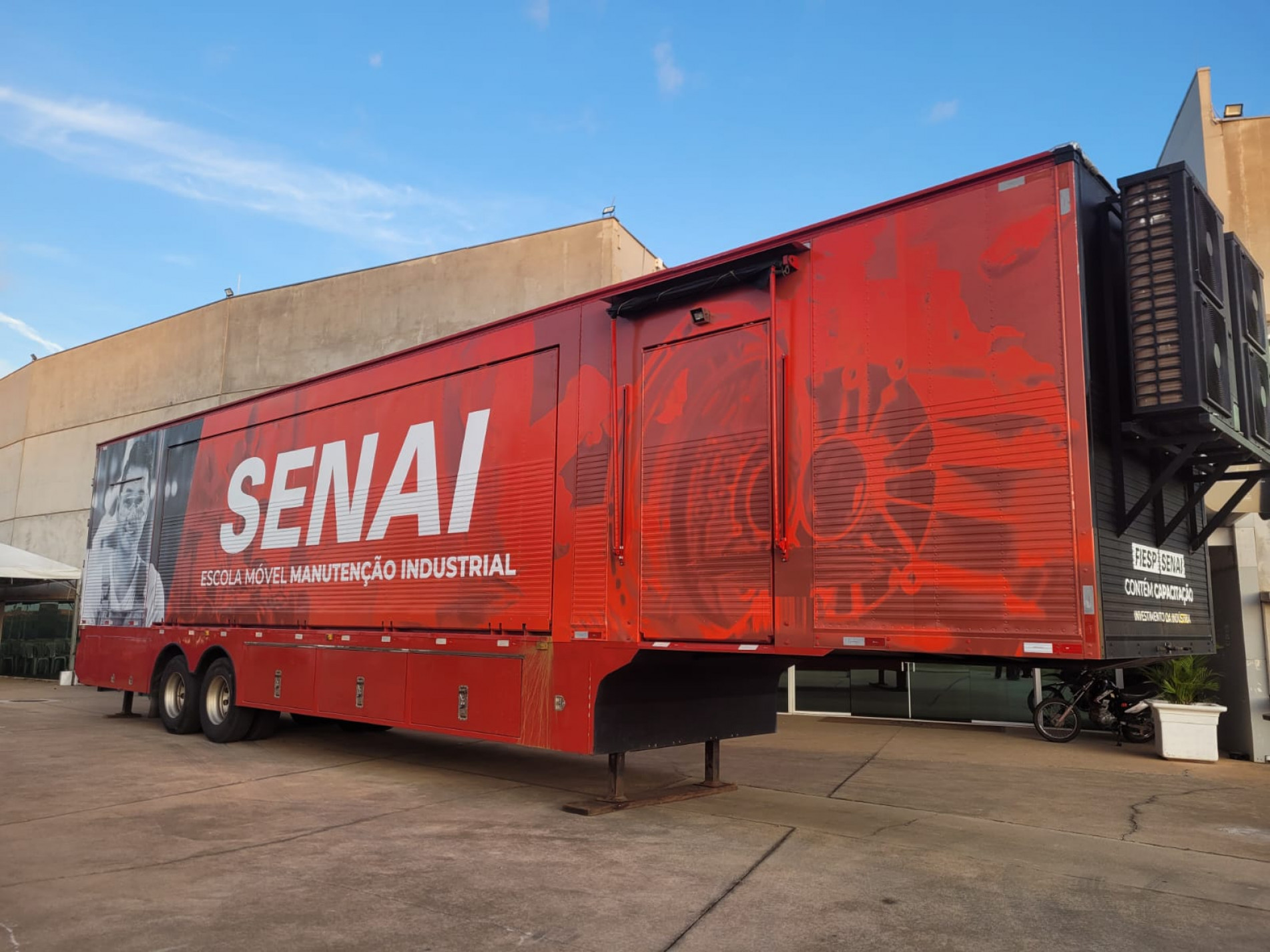 Escola móvel de manutenção industrial do Senai oferece treinamento na Feira de Segurança em Sorocaba