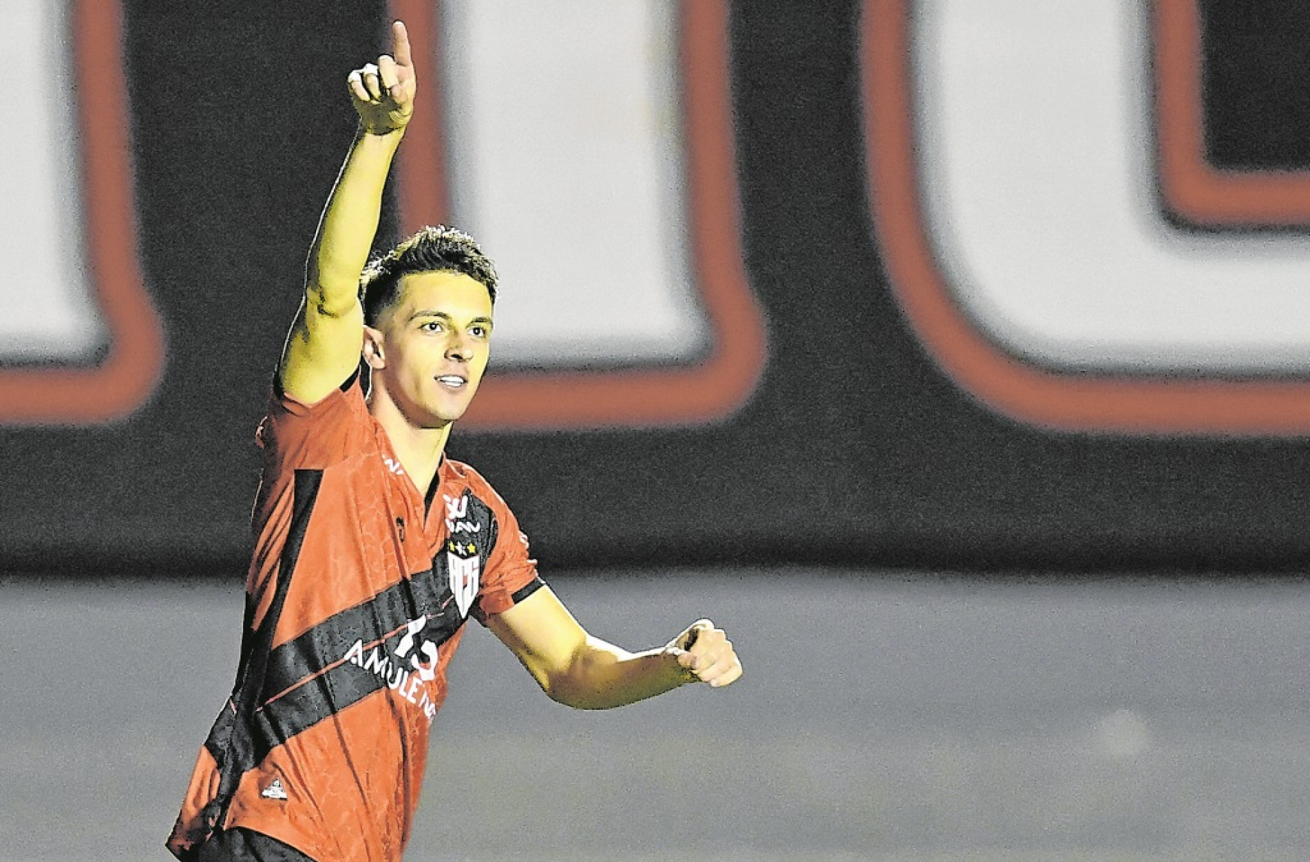 O ex-são-paulino Shaylon comemora seu gol pelo Atlético-GO