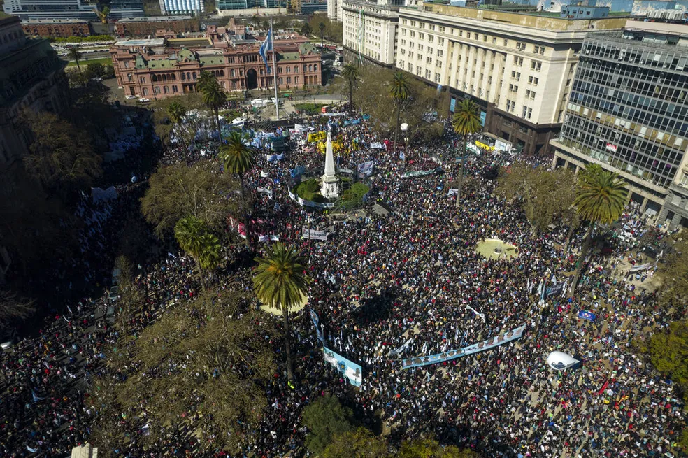 Argentinos reagem ao atentado contra Cristina Kirchner com manifestações em Buenos Aires