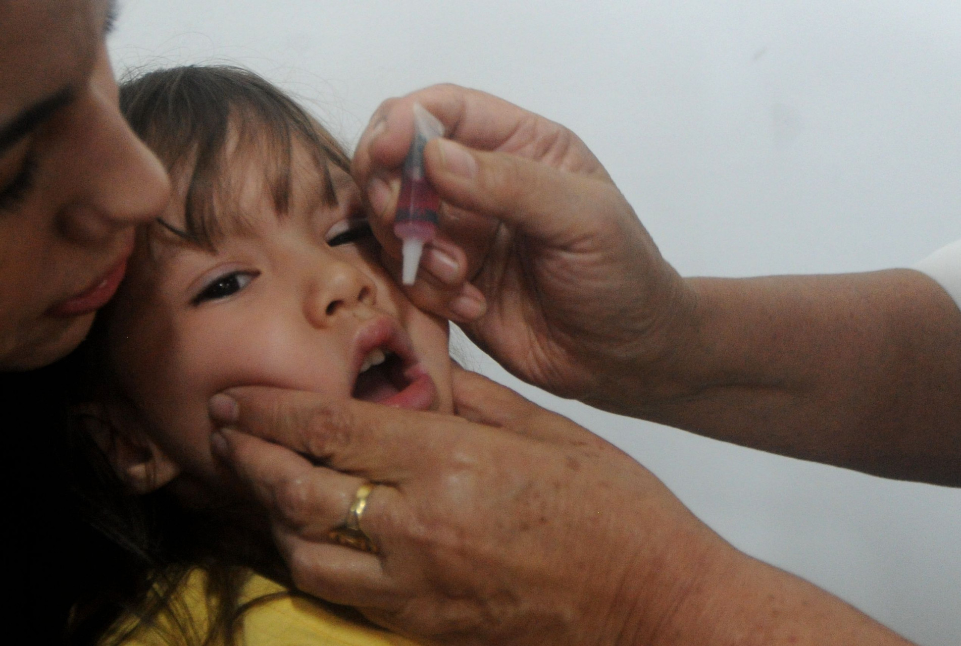 A pequena Helena, de 2 anos e 9 meses, tomou vacina contra poliomielite.